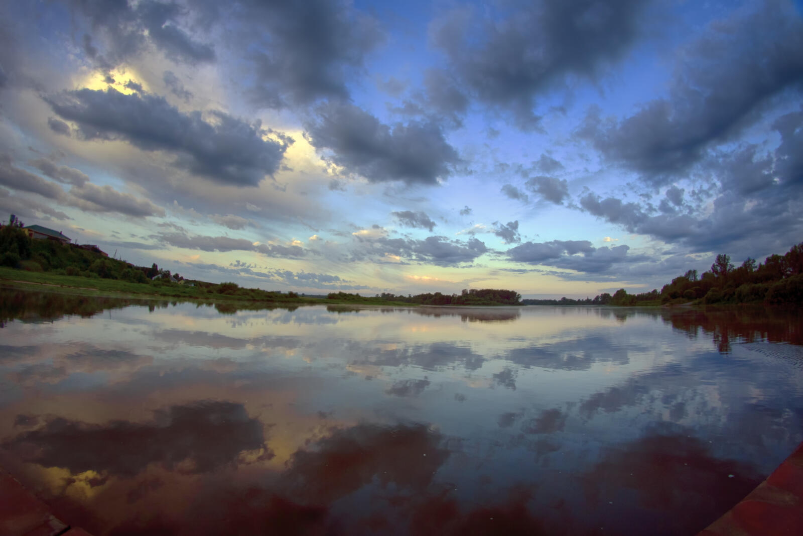Бесплатное фото Утренняя прогулка вдоль озера в Сибири