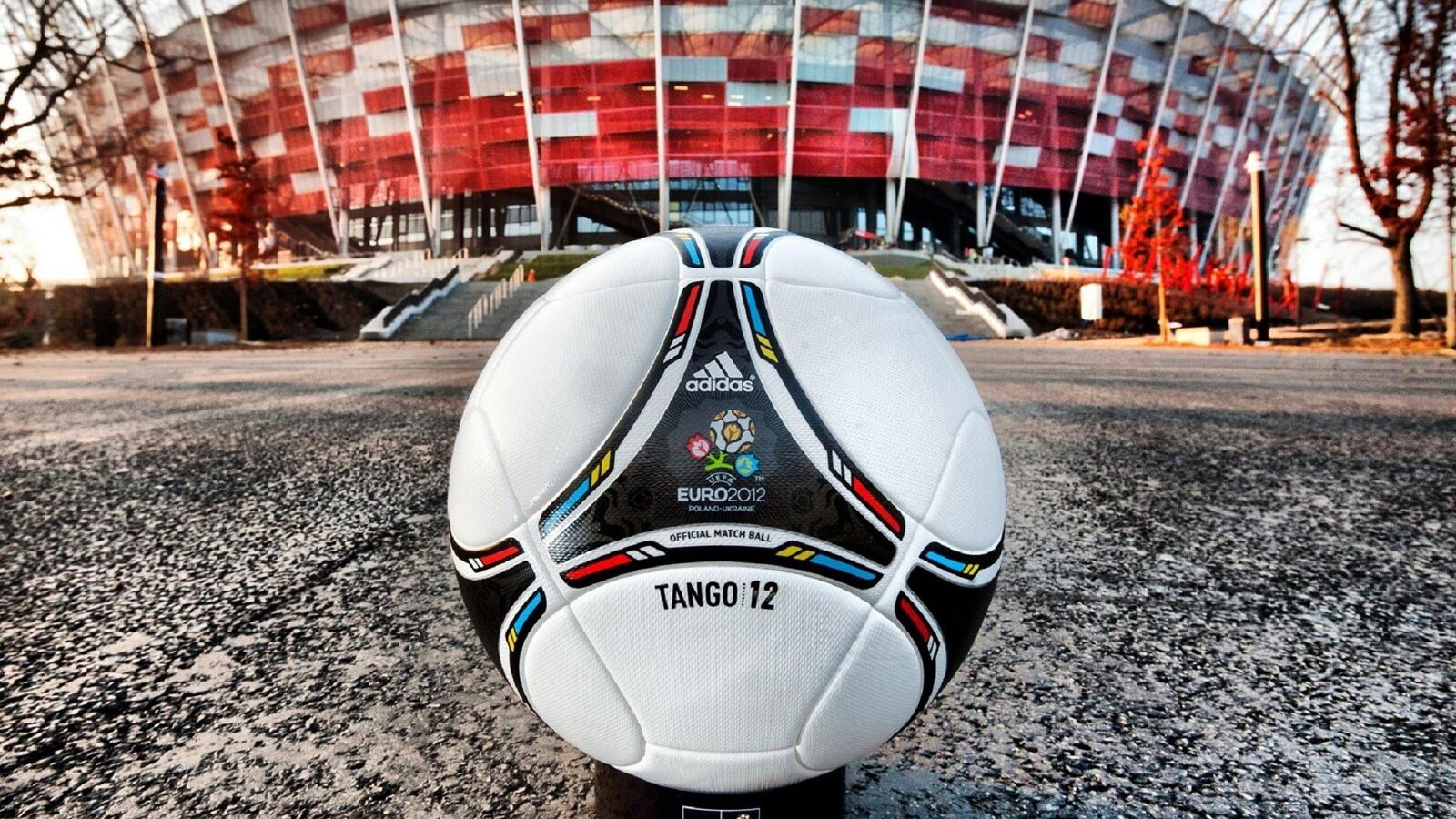 Бесплатное фото Футбольный мяч с EURO 2012 в Польше