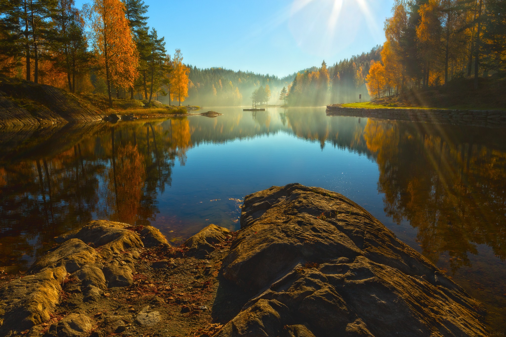 Free photo Wallpaper of a sunny morning on a lake