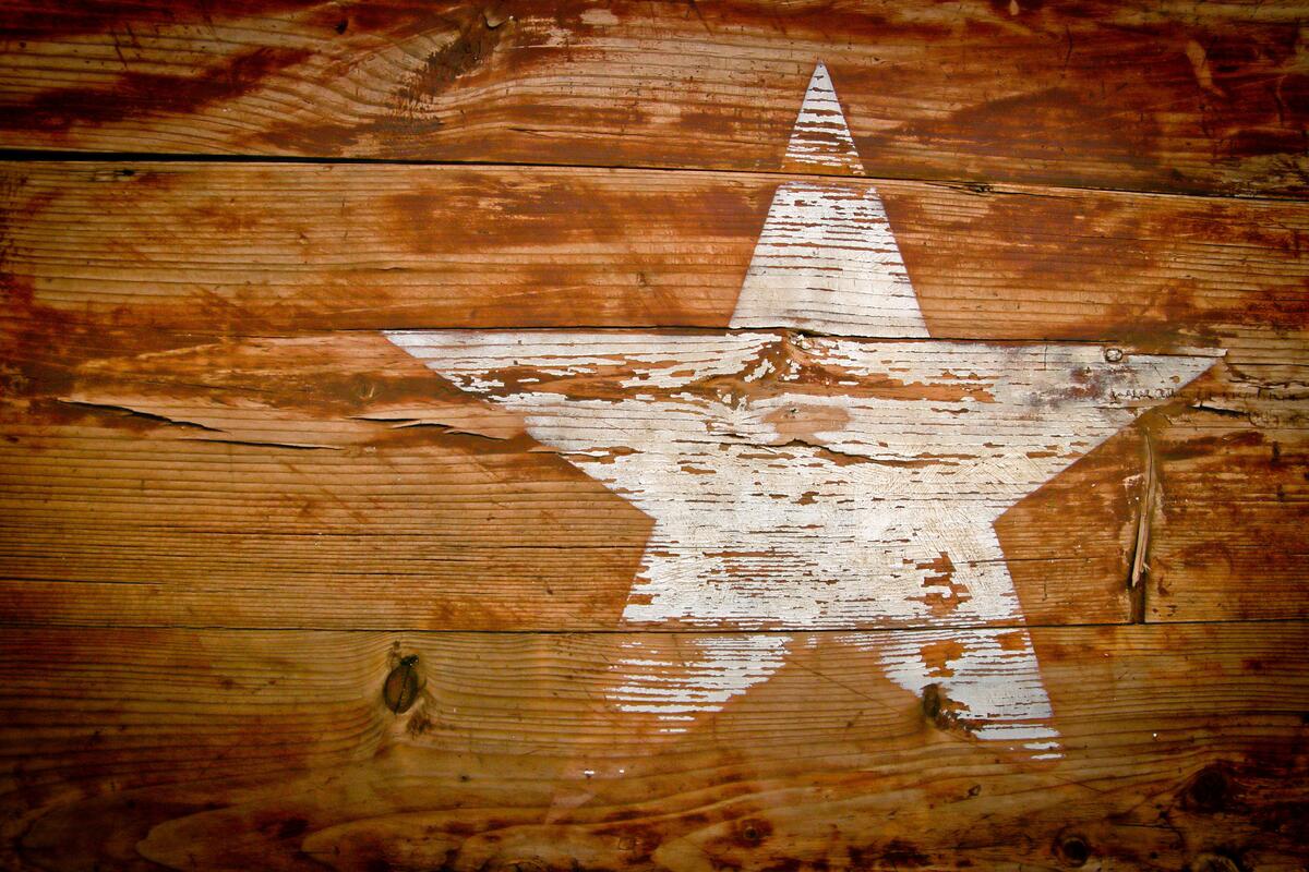 Белая звезда на деревянном фоне