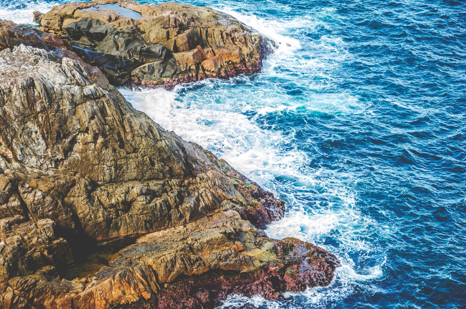 Бесплатное фото Море омывает скалы