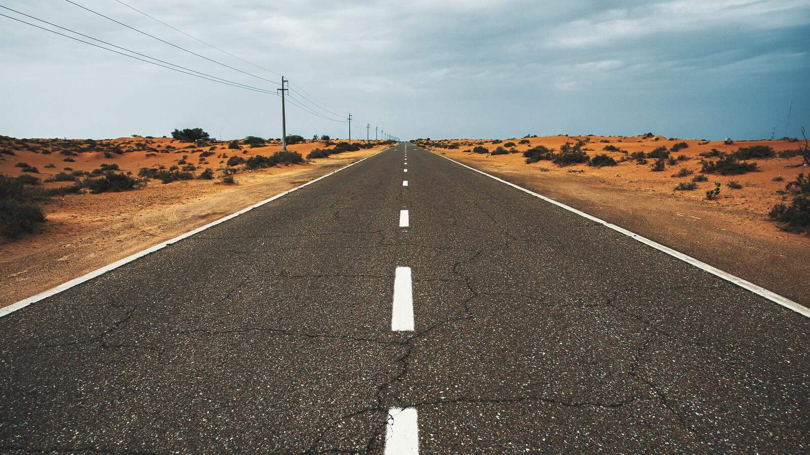 Бесплатное фото Длинная дорога в пустыне
