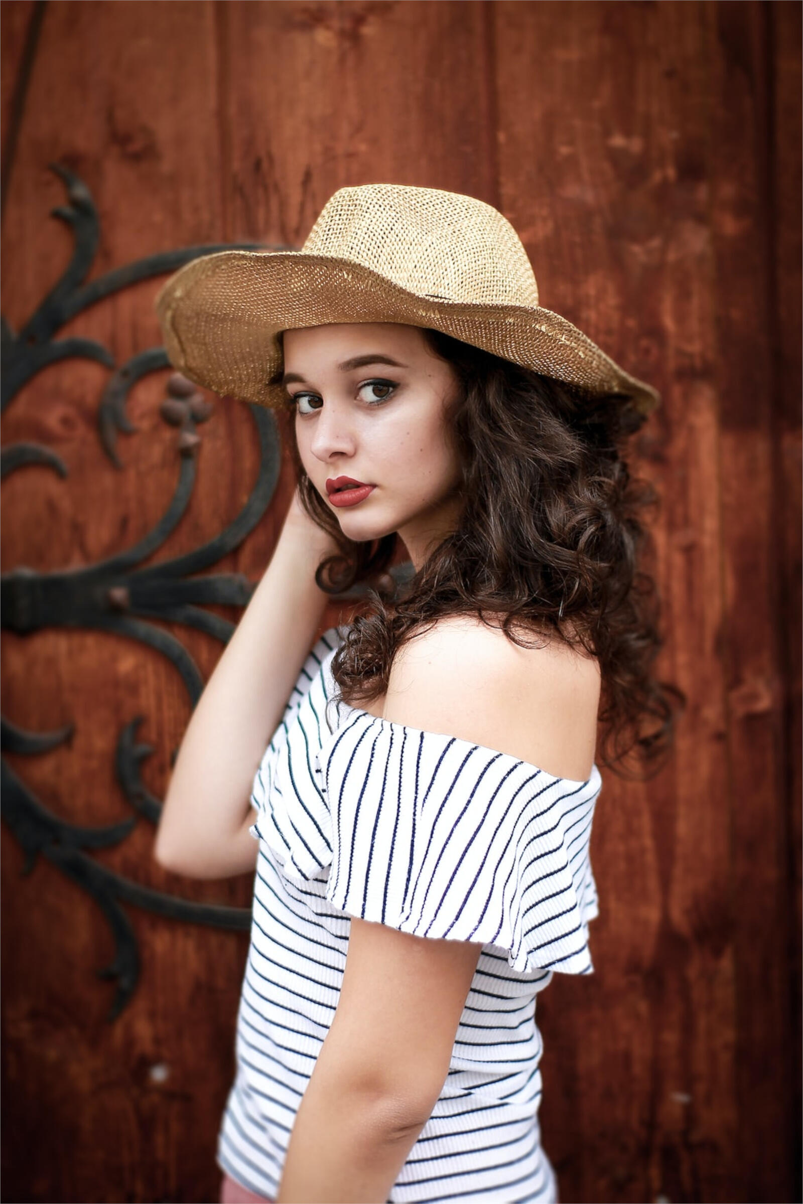 Free photo Brunette in a white hat