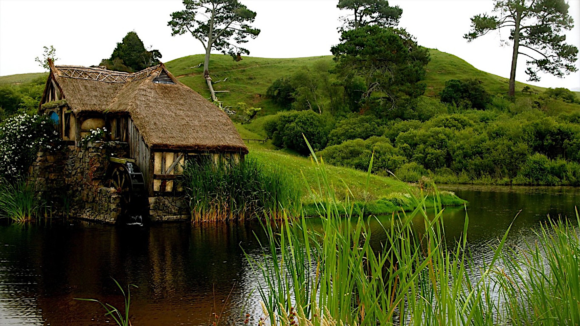 Free photo Watermill on a small pond