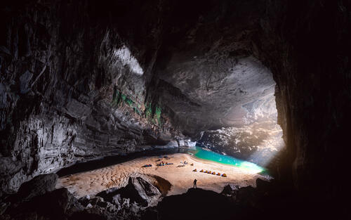 Отдых с туристами в пещере