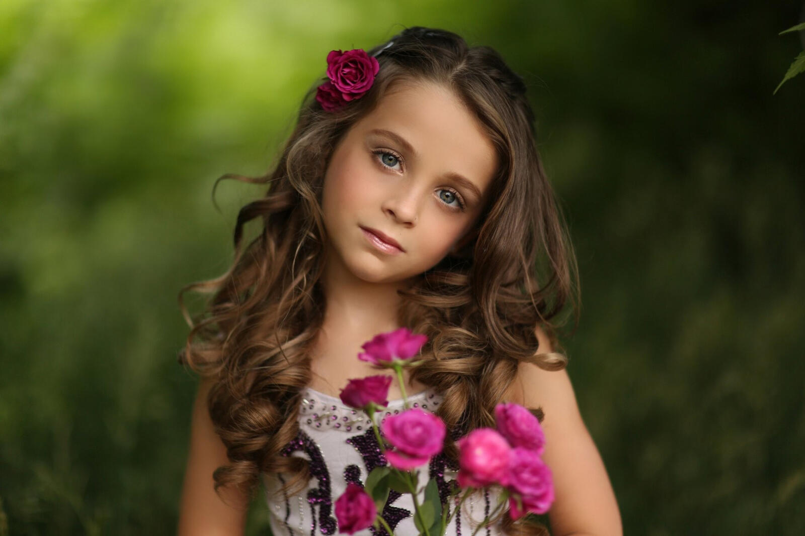 免费照片年轻的长发女孩拿着一束玫瑰花
