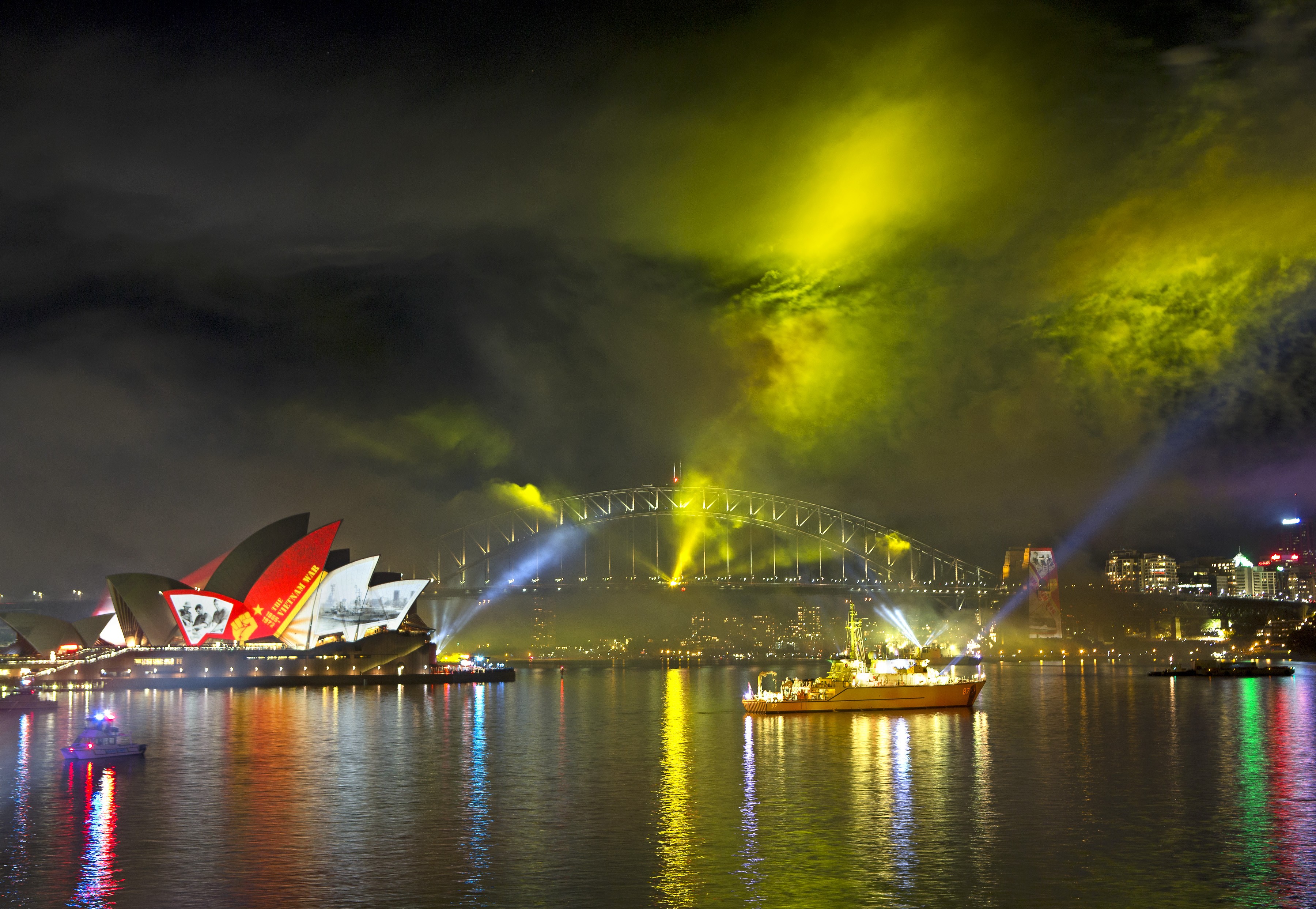 Лазерное шоу над ночным городом в Сидней