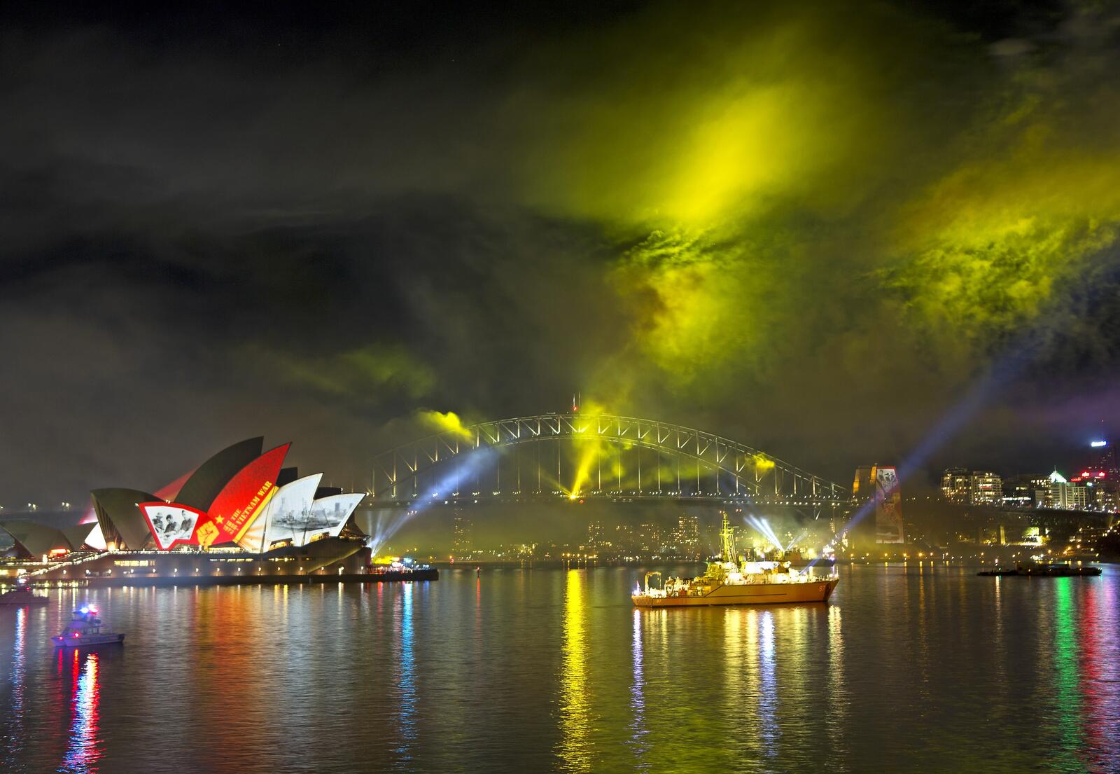 Бесплатное фото Лазерное шоу над ночным городом в Сидней