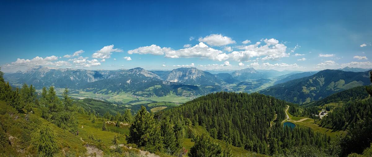 Потрясающий пейзаж горной местности Австрии