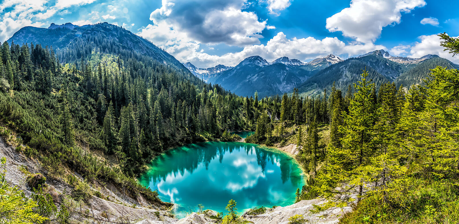 Бесплатное фото Круглое озеро с голубой водой среди леса