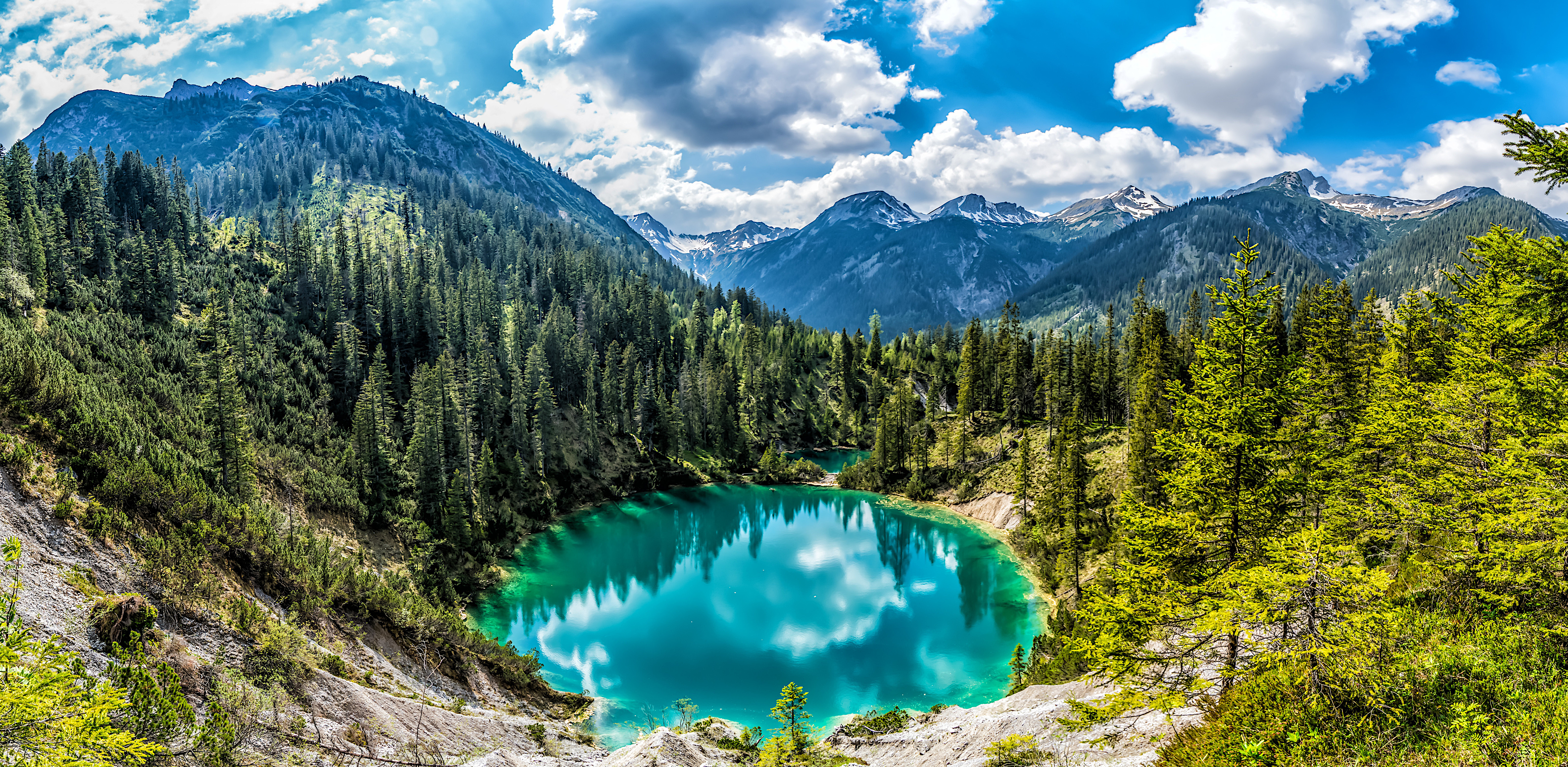 Бесплатное фото Круглое озеро с голубой водой среди леса