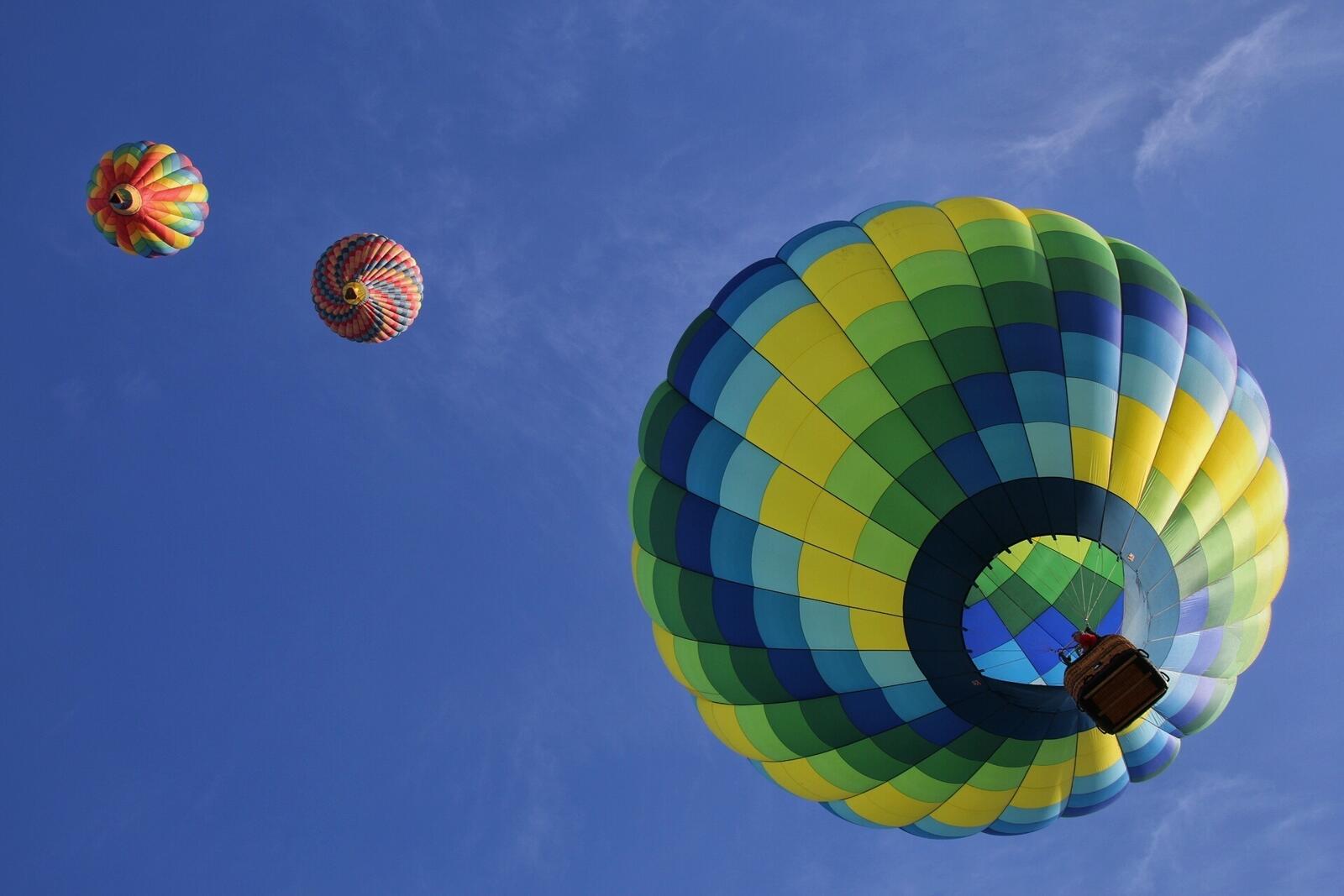 Бесплатное фото Воздушные шары на фоне голубого неба