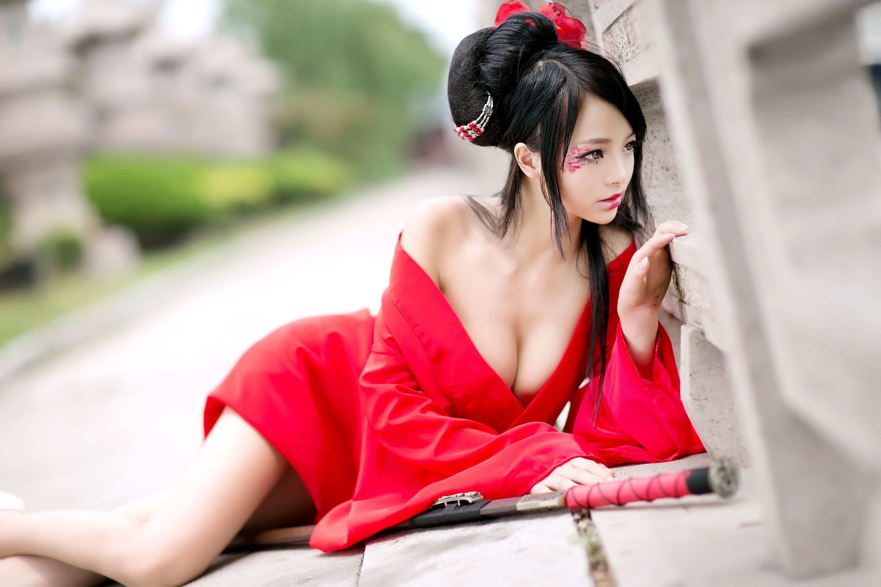 Темноволосая азиатка в красном платье