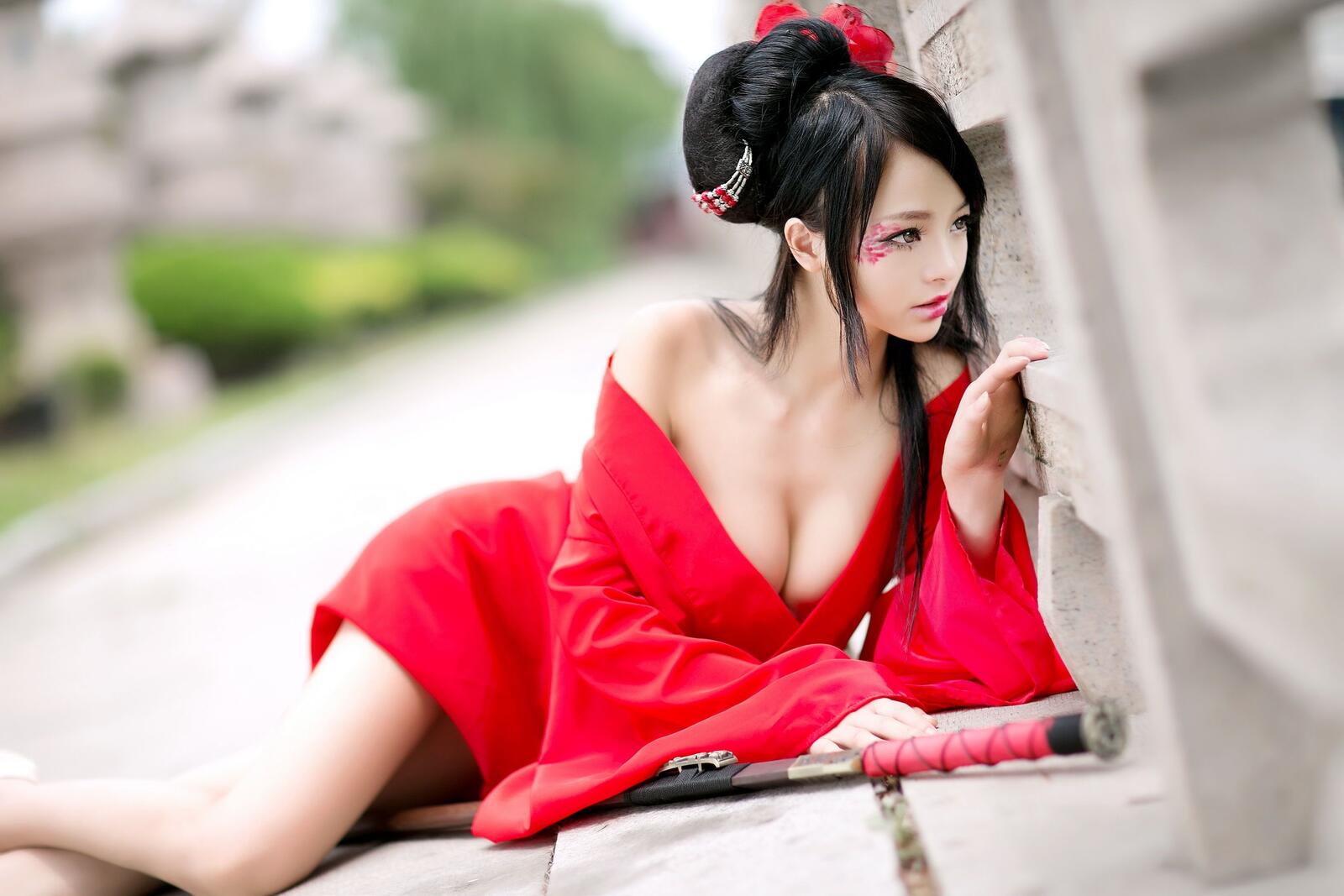 Бесплатное фото Темноволосая азиатка в красном платье