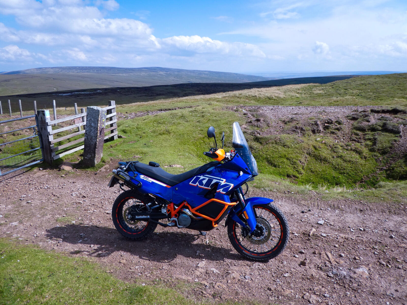 Free photo Blue motorcycle near the wooden fence on the farm