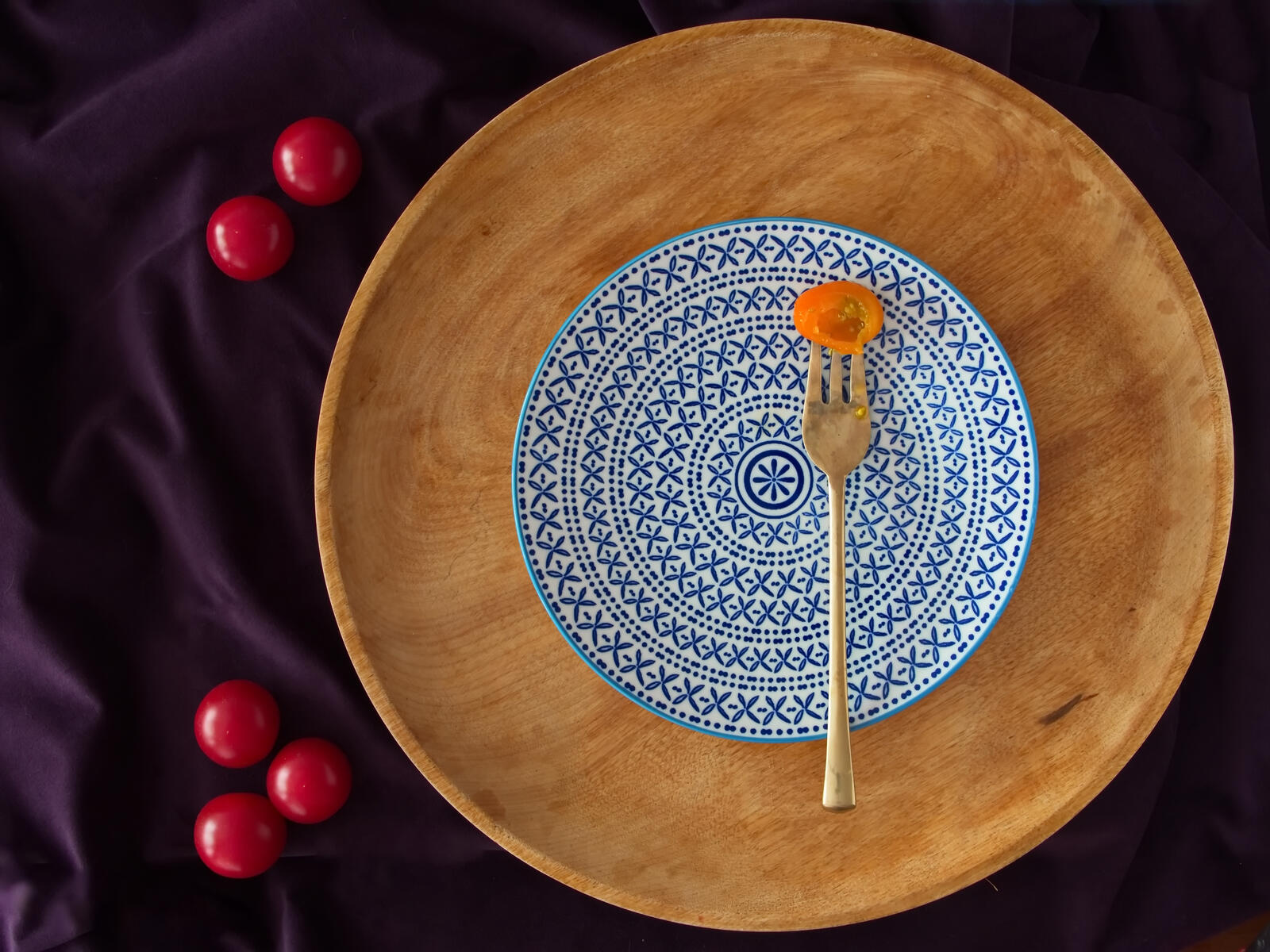 免费照片小番茄和带叉子的漂亮盘子