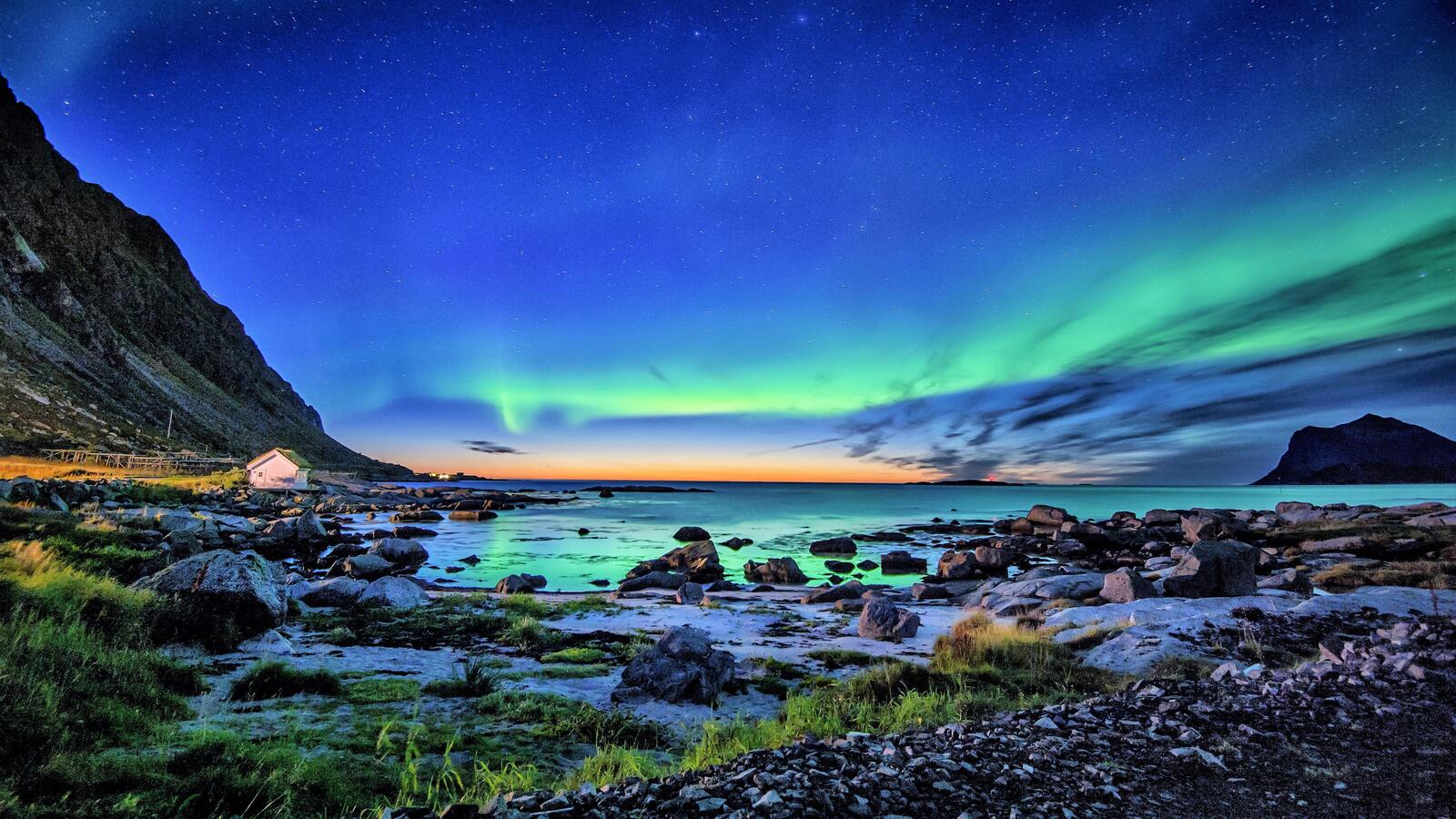 Free photo Beautiful northern lights in the evening over the sea