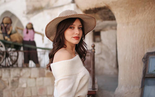 Charming woman in a white hat.