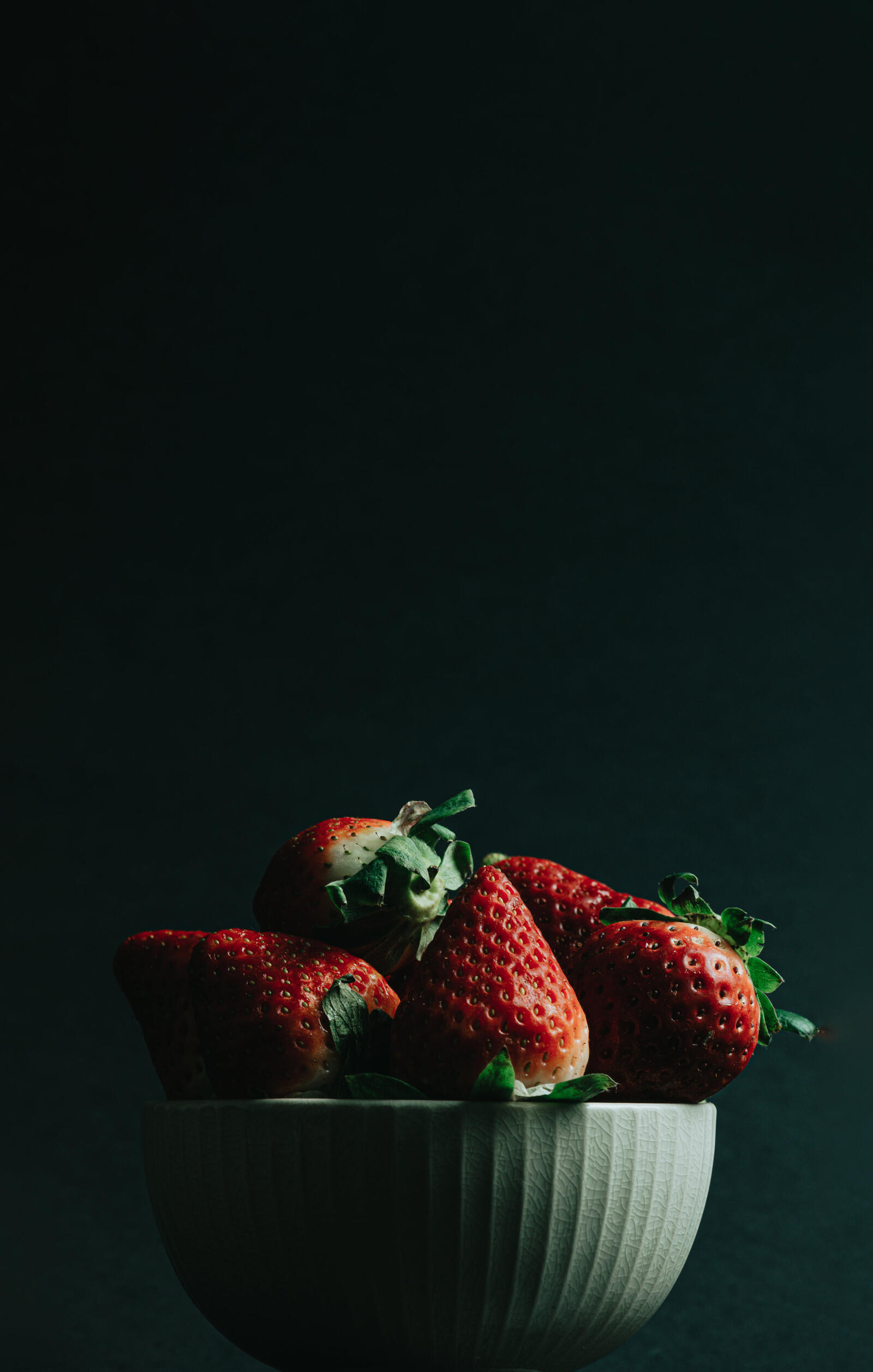 Free photo A deep plate filled with strawberries