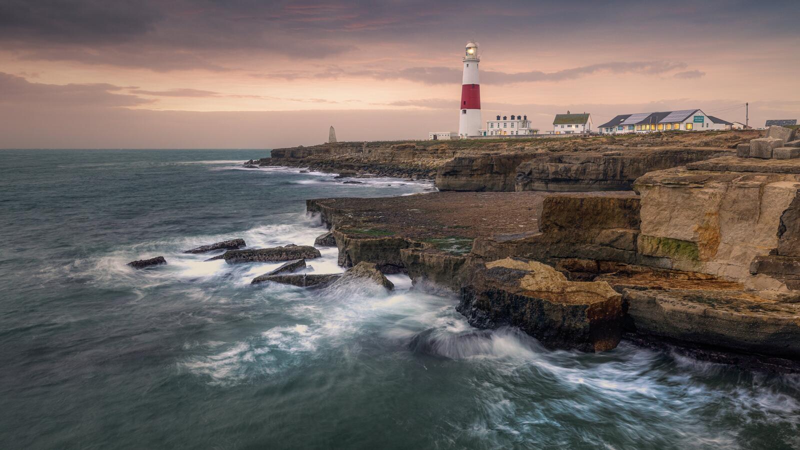 Free photo A lighthouse on the shore in England