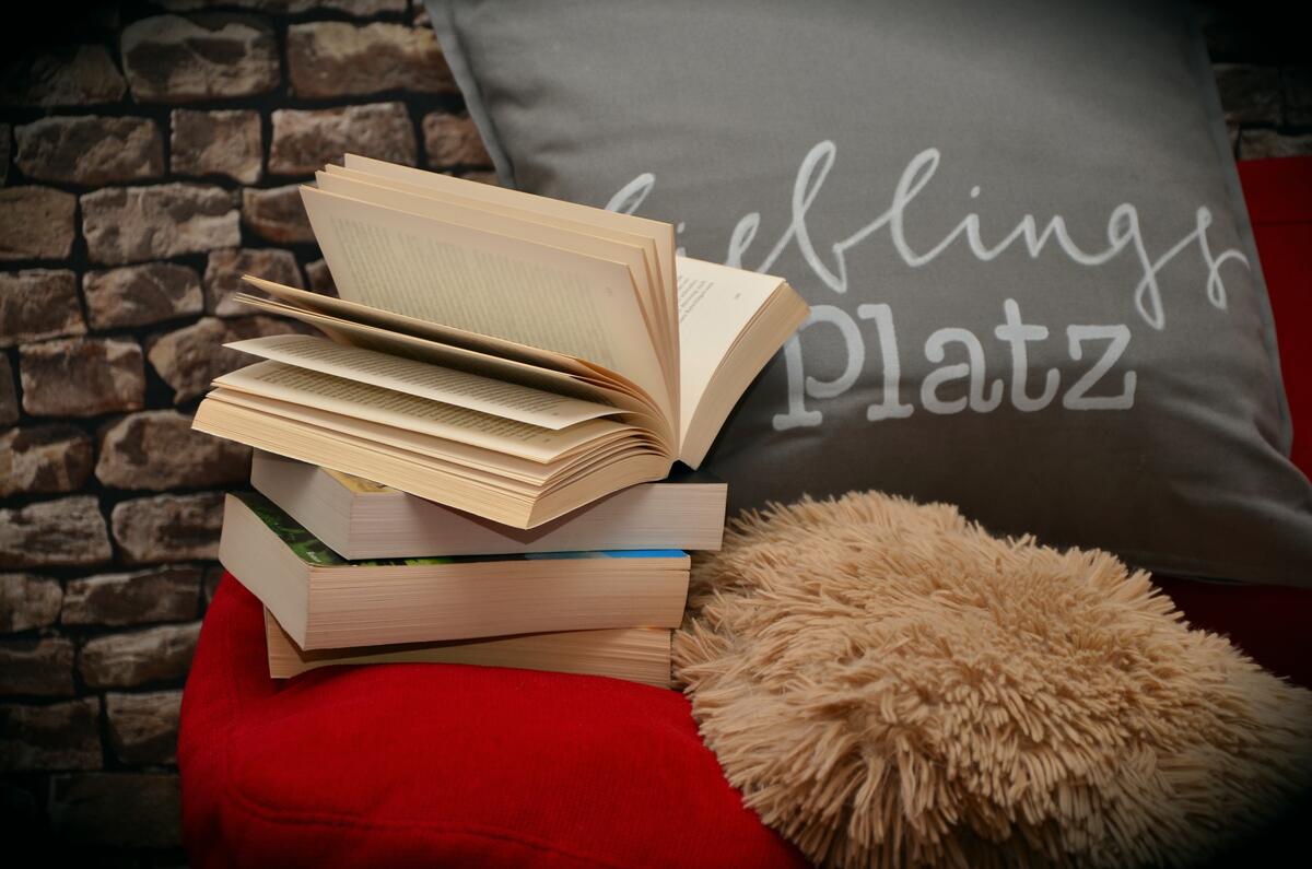 Книги лежат на мягких подушках