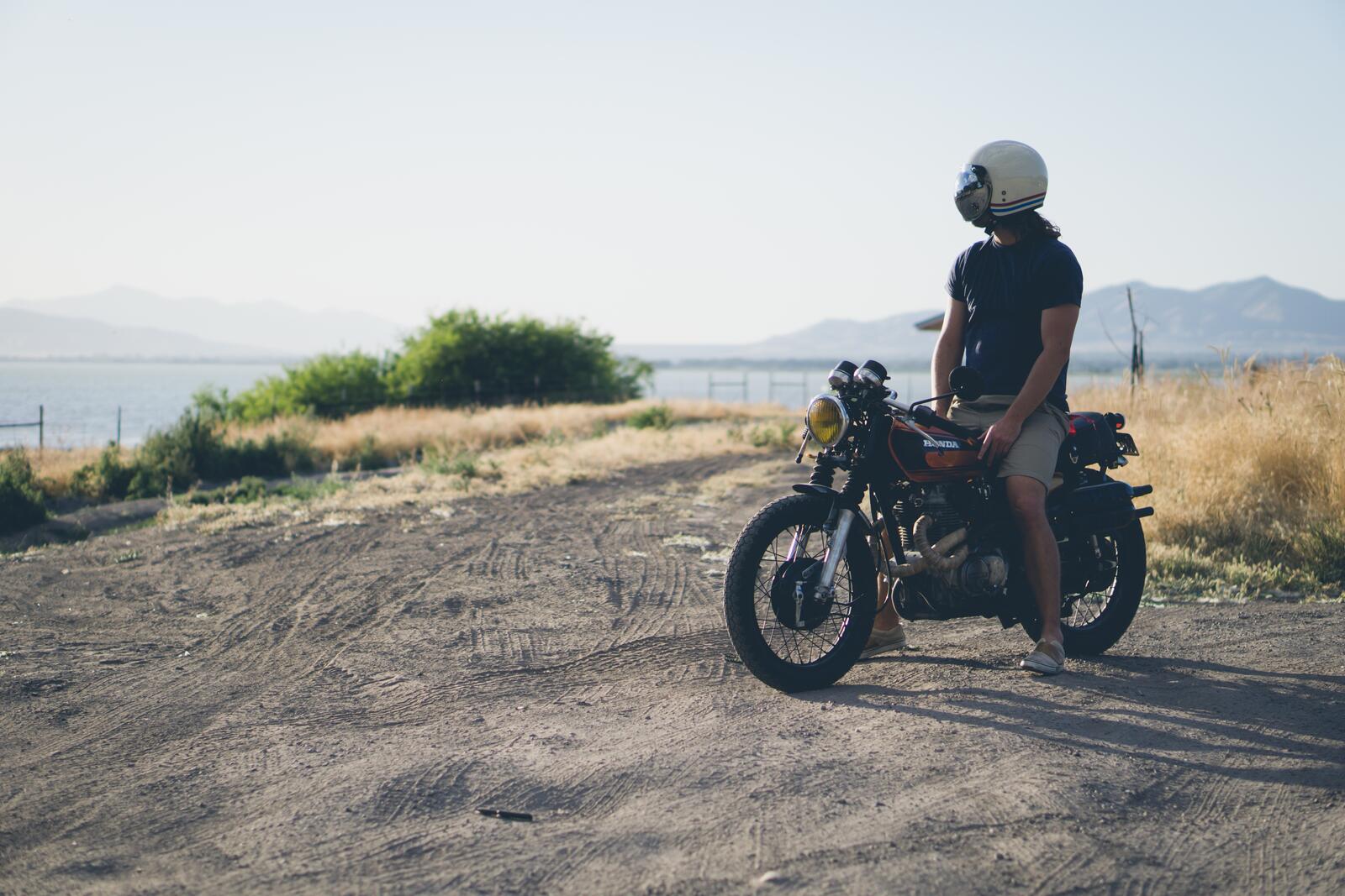 Бесплатное фото Мужчина на мотоцикле хонда