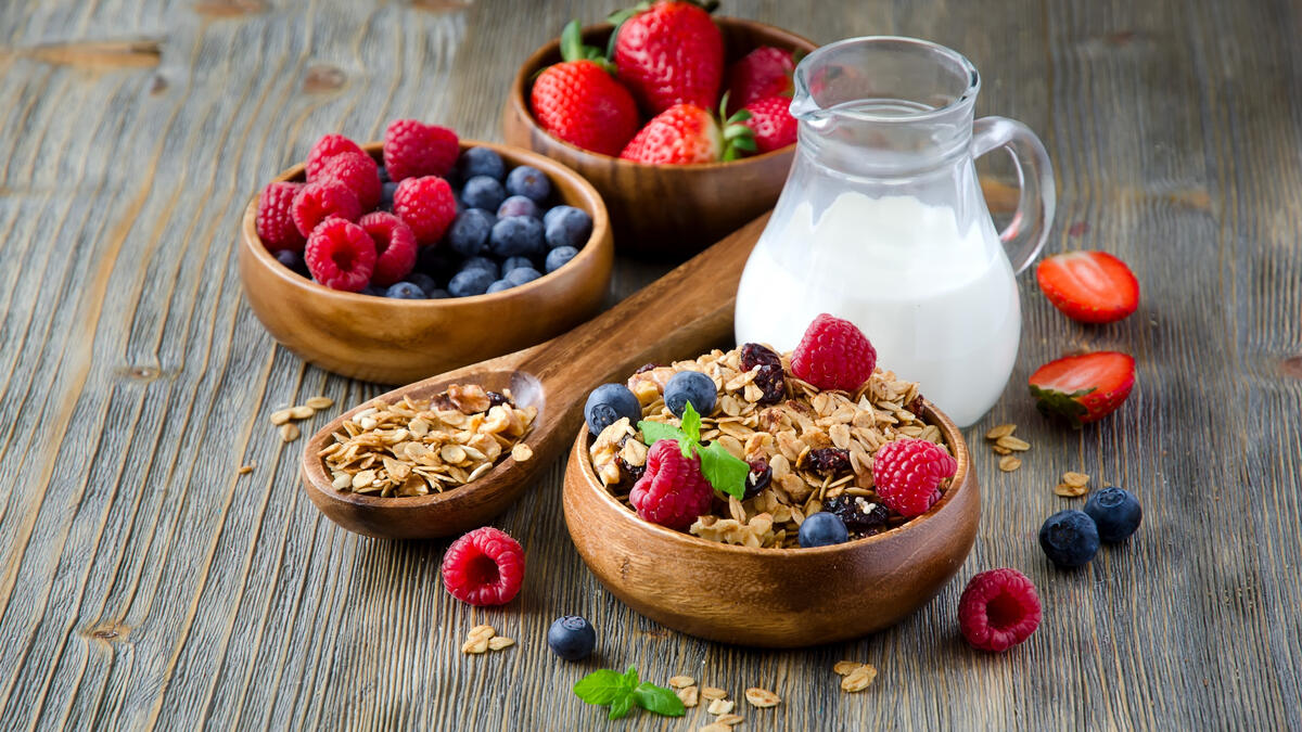 Натюрморт из здорового питания с молоком и ягодами
