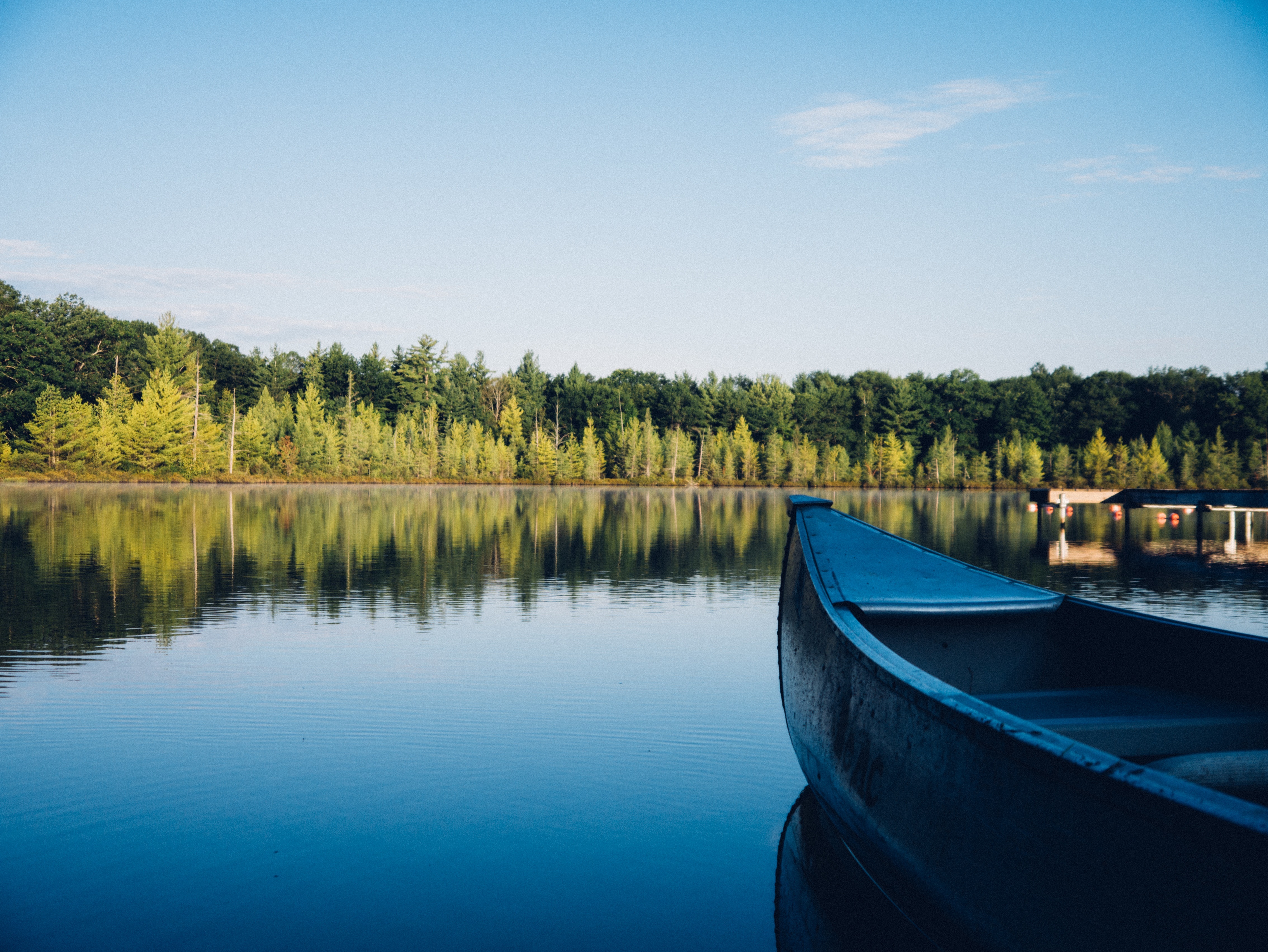 Бесплатное фото Деревянная лодка возле берега реки