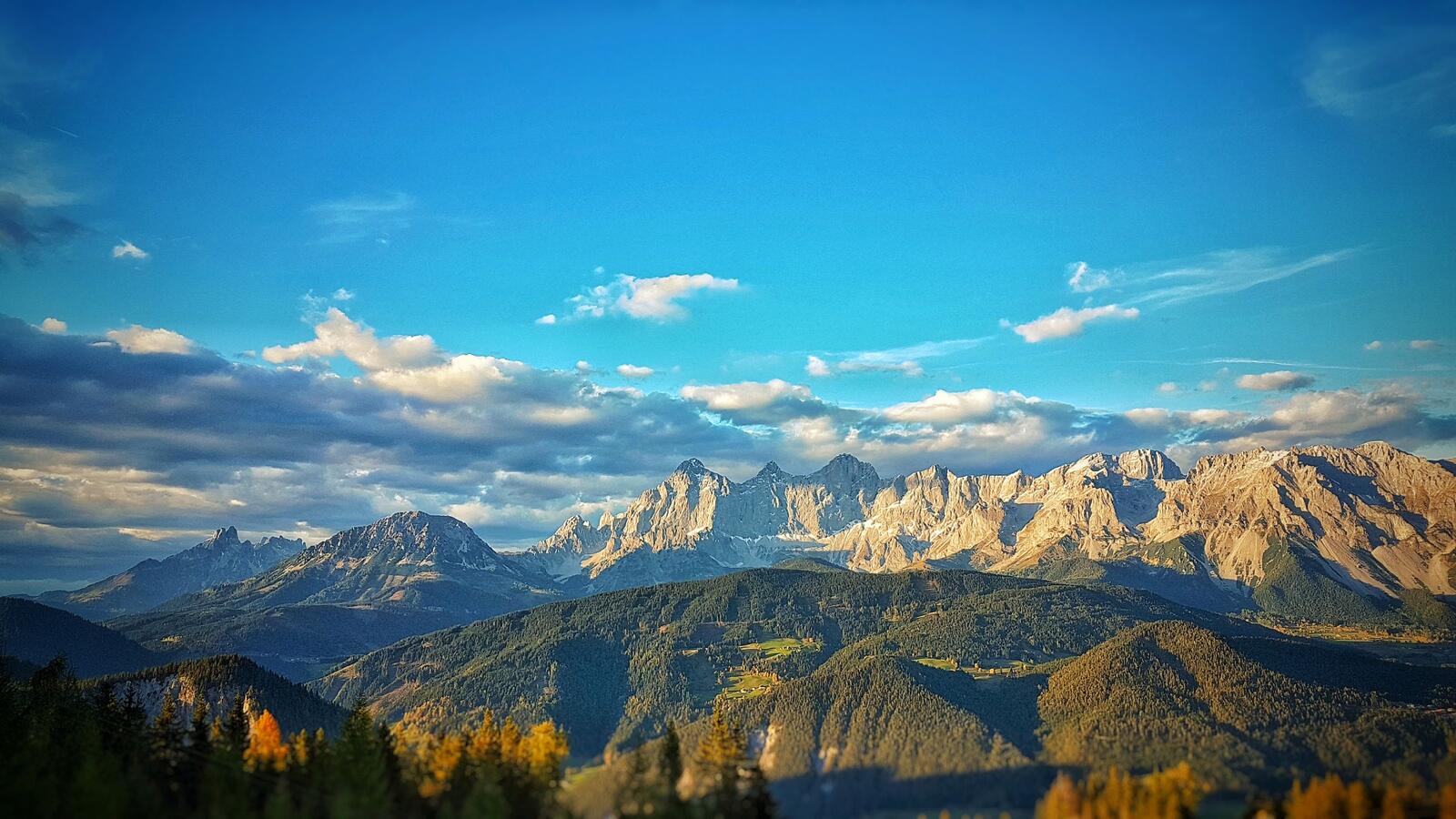 Бесплатное фото Потрясающий пейзаж с горами
