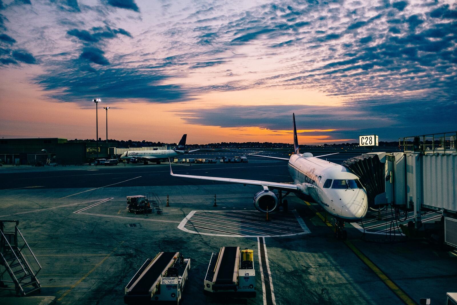 Бесплатное фото Аэропорт с самолетами и красивым небом после заката