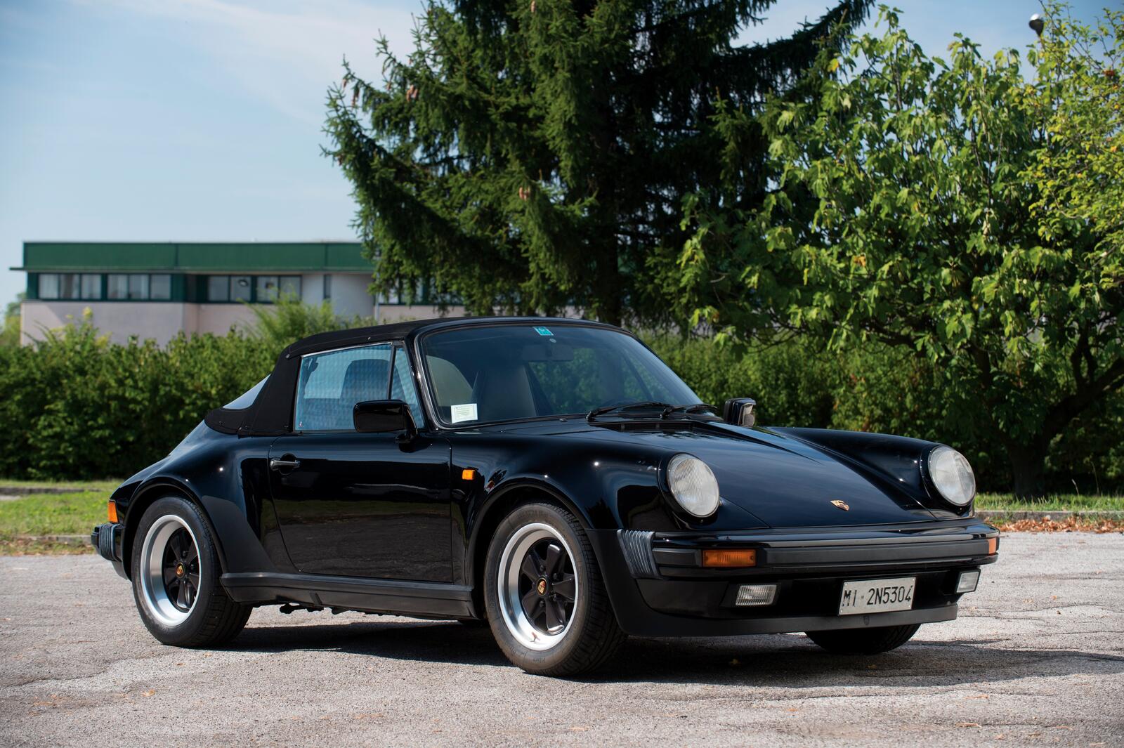 Бесплатное фото Старый черный Porsche 911