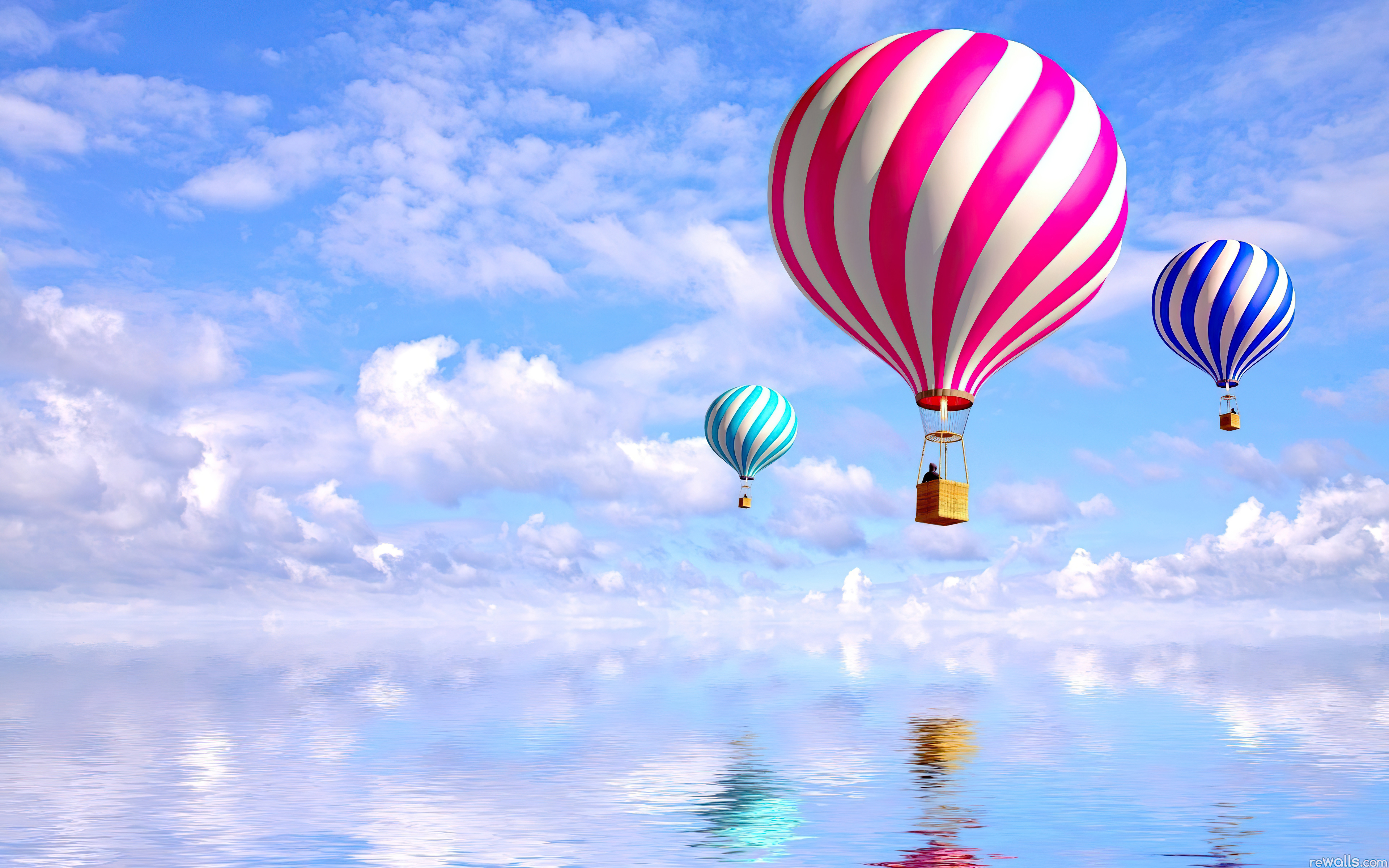 Бесплатное фото Красочные воздушные шары летят над водой