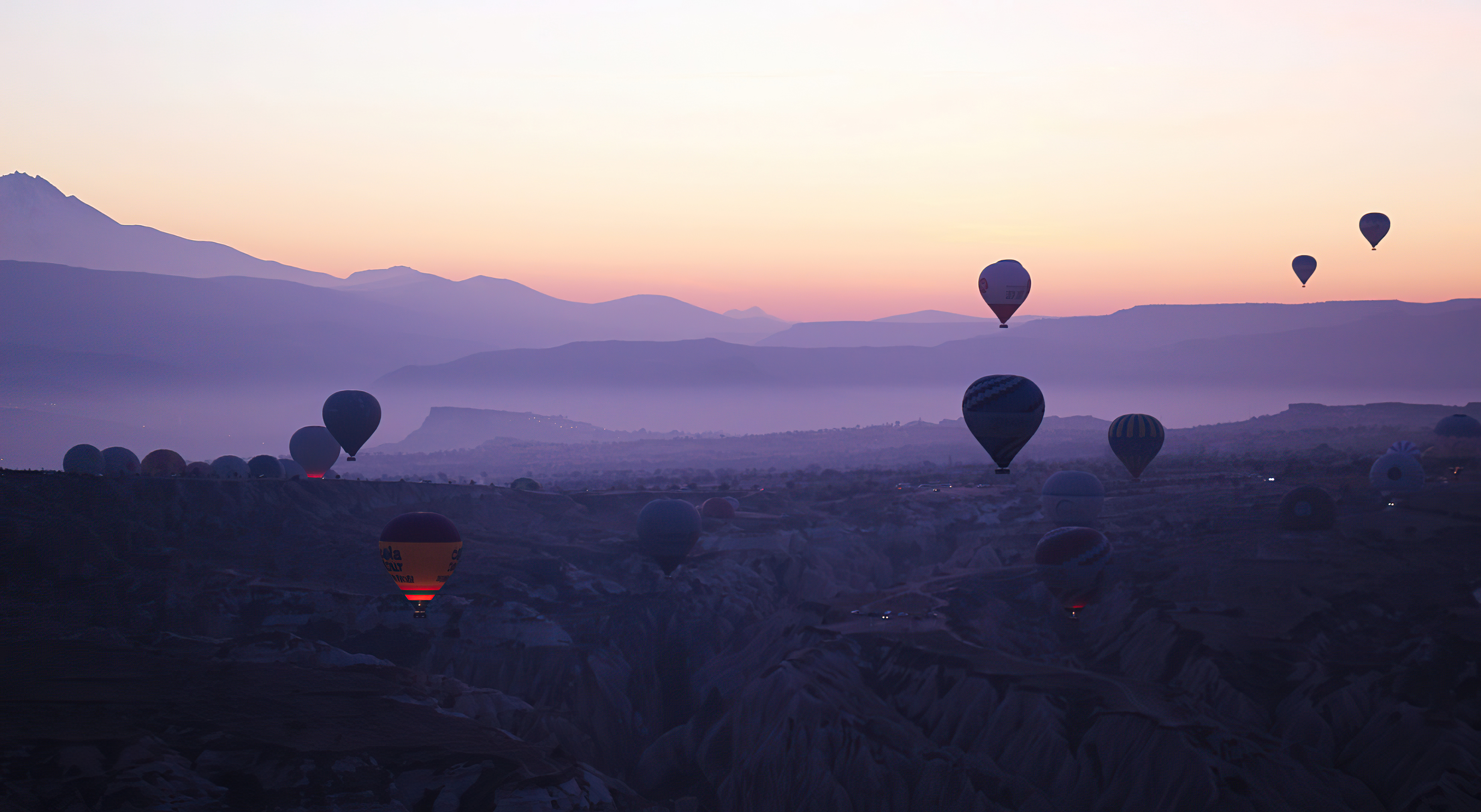 Бесплатное фото Воздушные шары в небе на закате