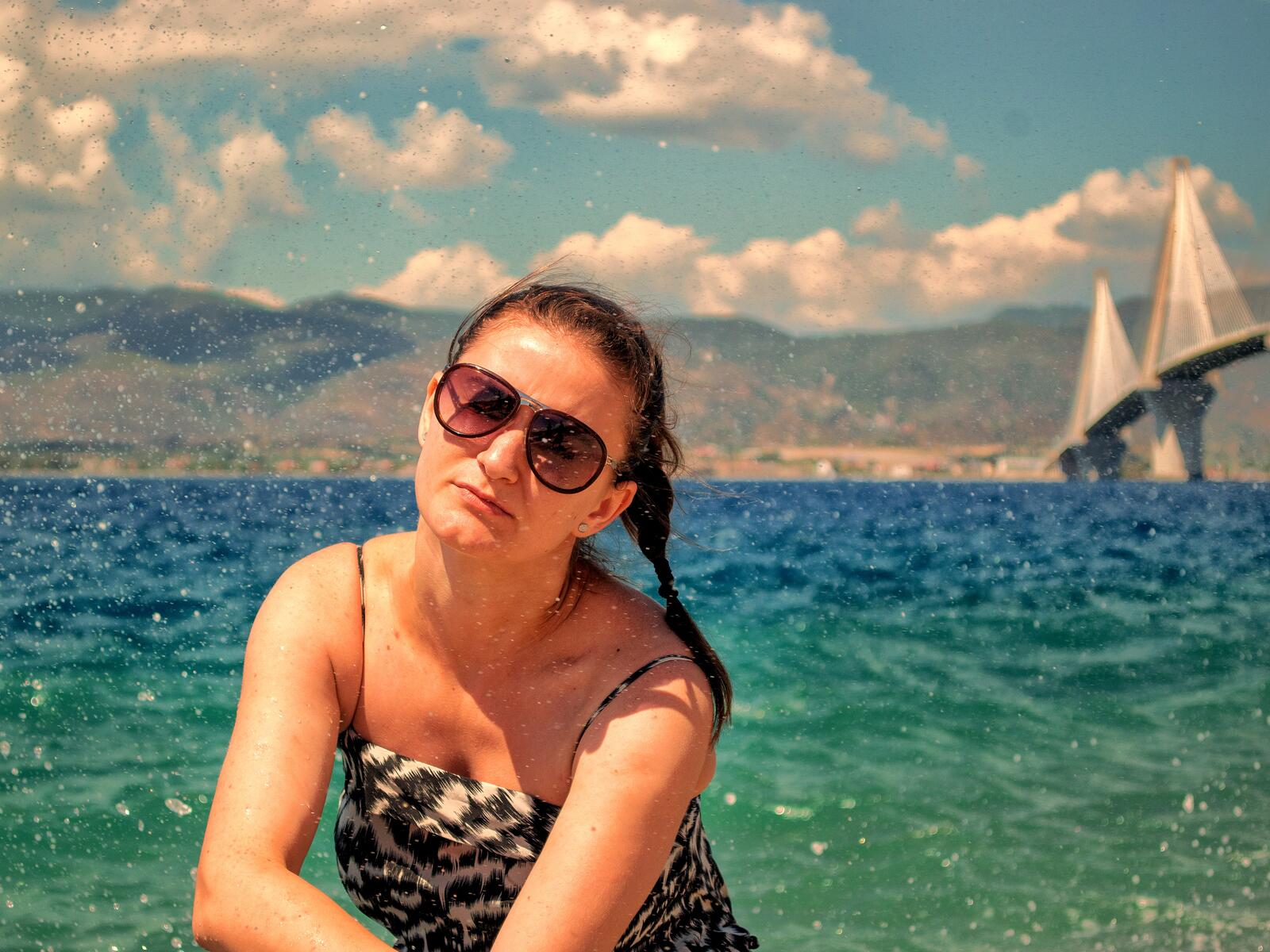 Бесплатное фото Девушка в очках на фоне моря