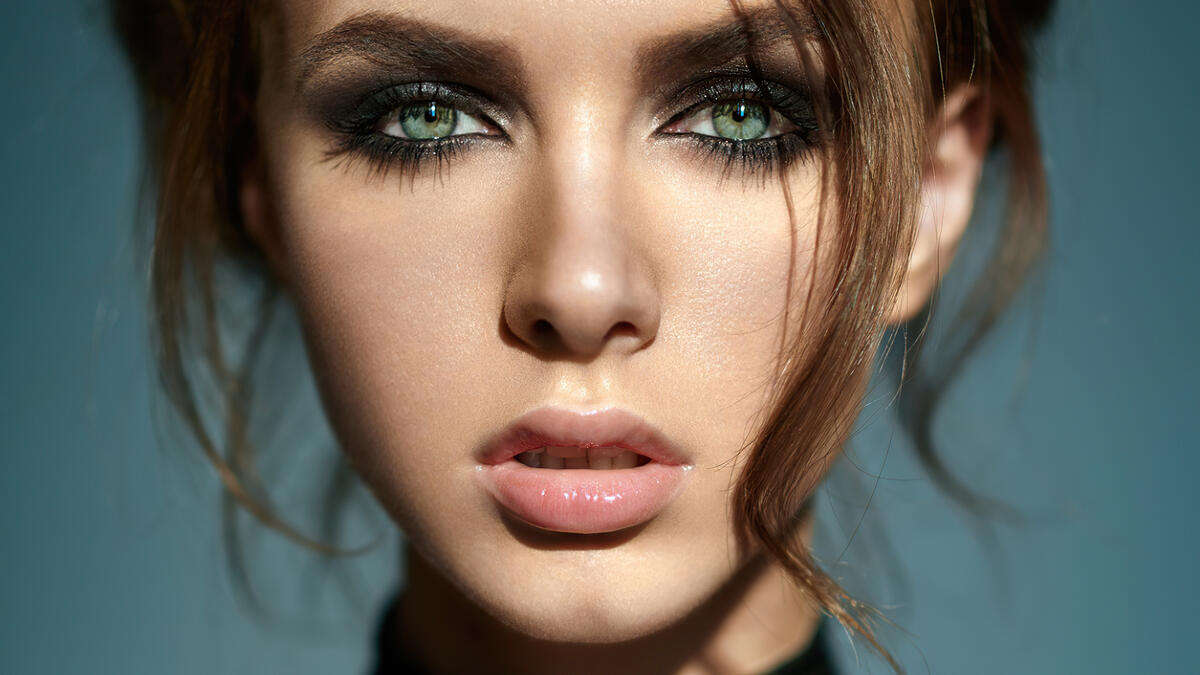 一个绿眼睛、棕色头发的女人的面孔
