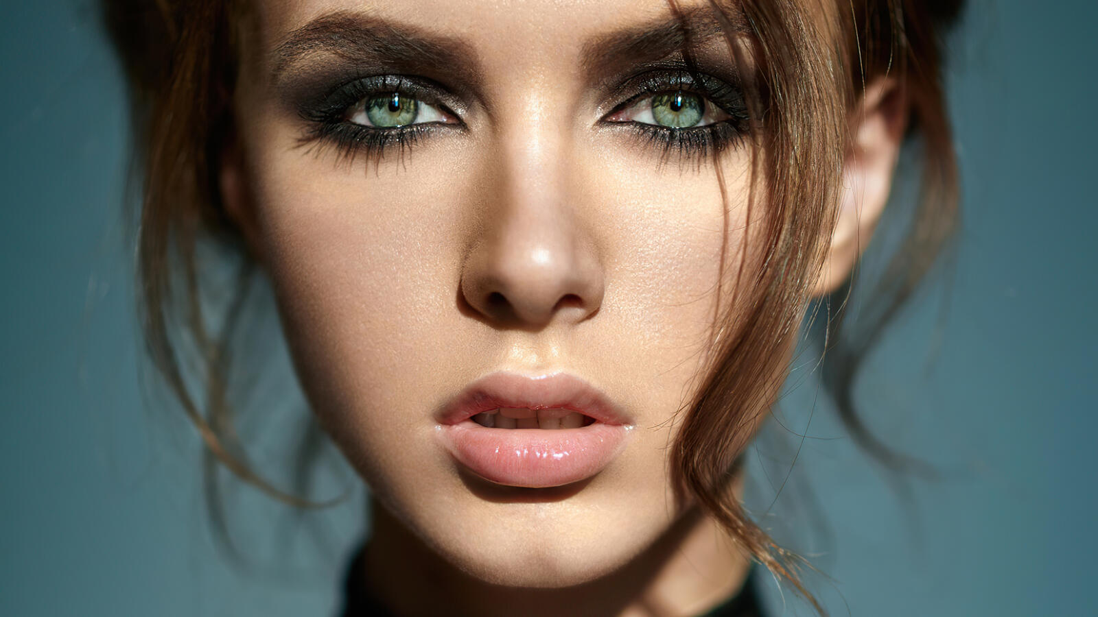 免费照片一个绿眼睛、棕色头发的女人的面孔