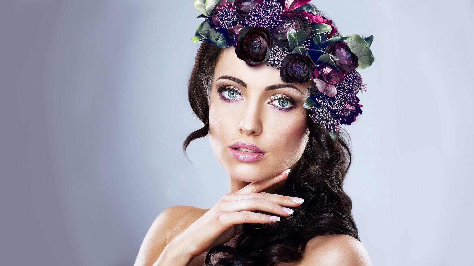Free photo Dark-haired brunette with flowers in her hair