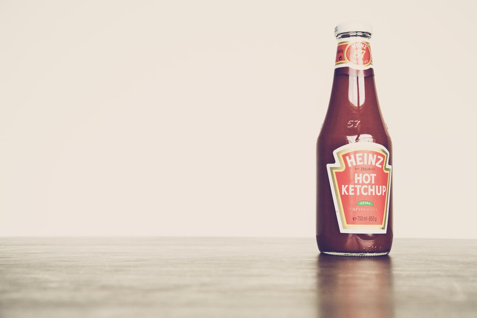 Free photo Glass bottle with tomato ketchup