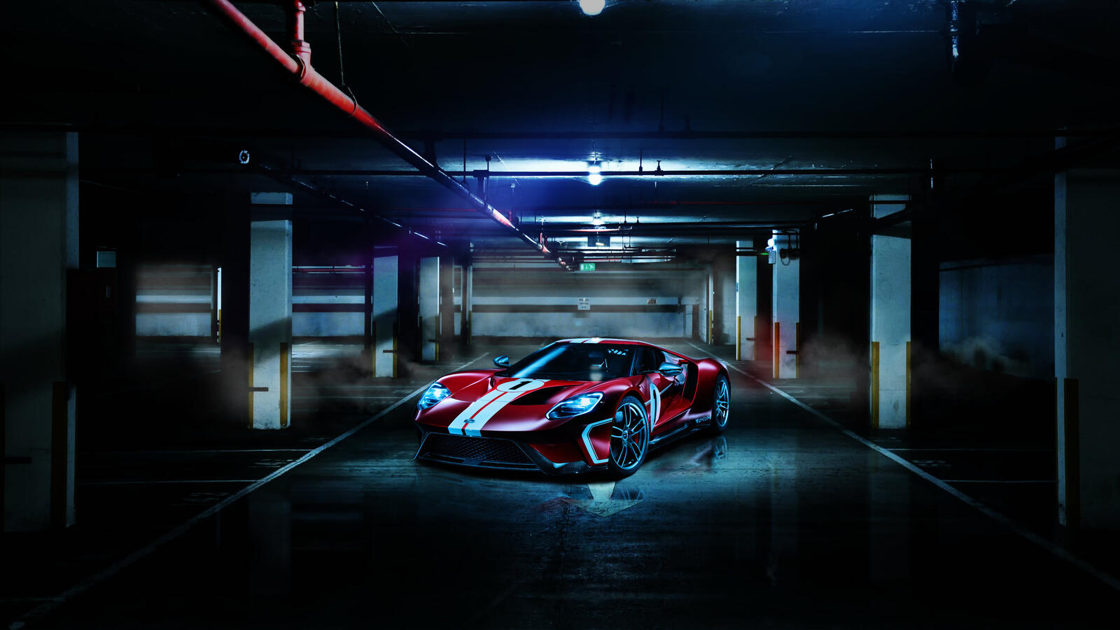 Бесплатное фото Ford GT40 красного цвета с белыми полосами в подземном паркинге