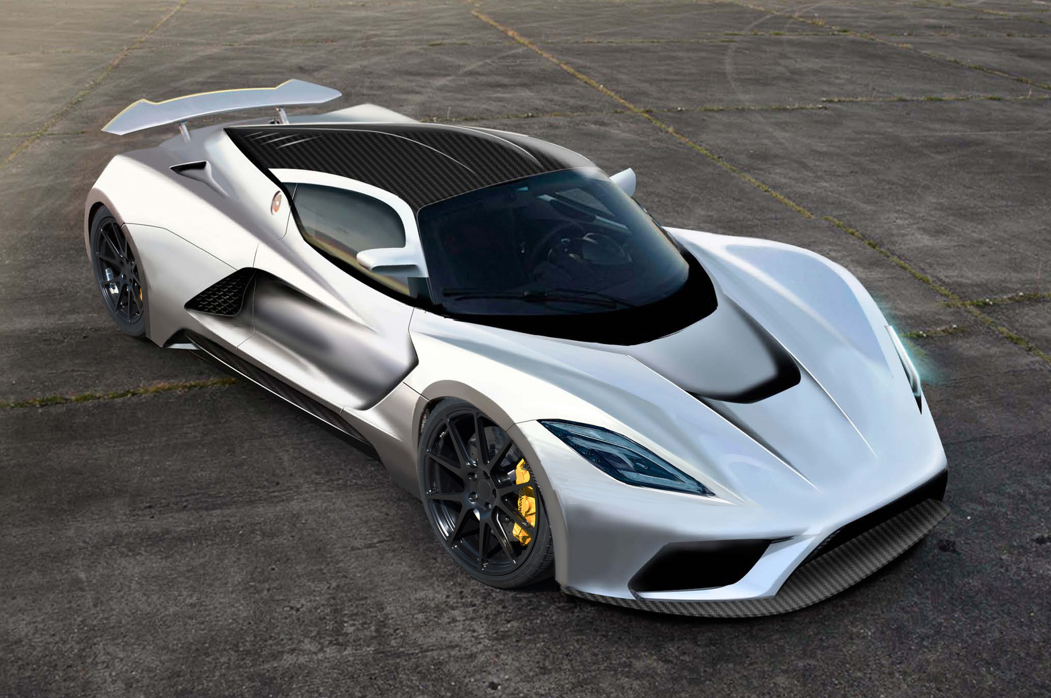Free photo Silver Hennessey with black carbon fiber roof
