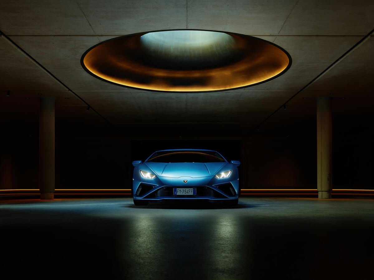Lamborghini Huracan Evo голубого цвета