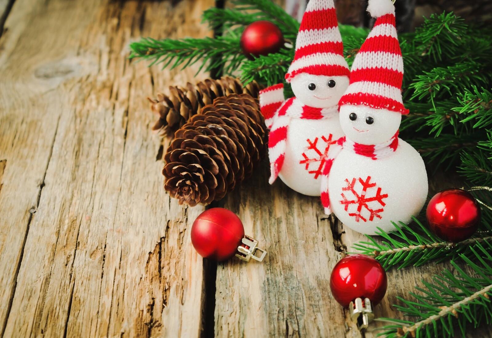 Бесплатное фото Два игрушечных новогодних снеговика под елкой