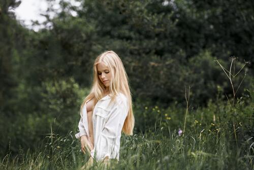 Девушка без нижнего белья в белой рубашке на природе