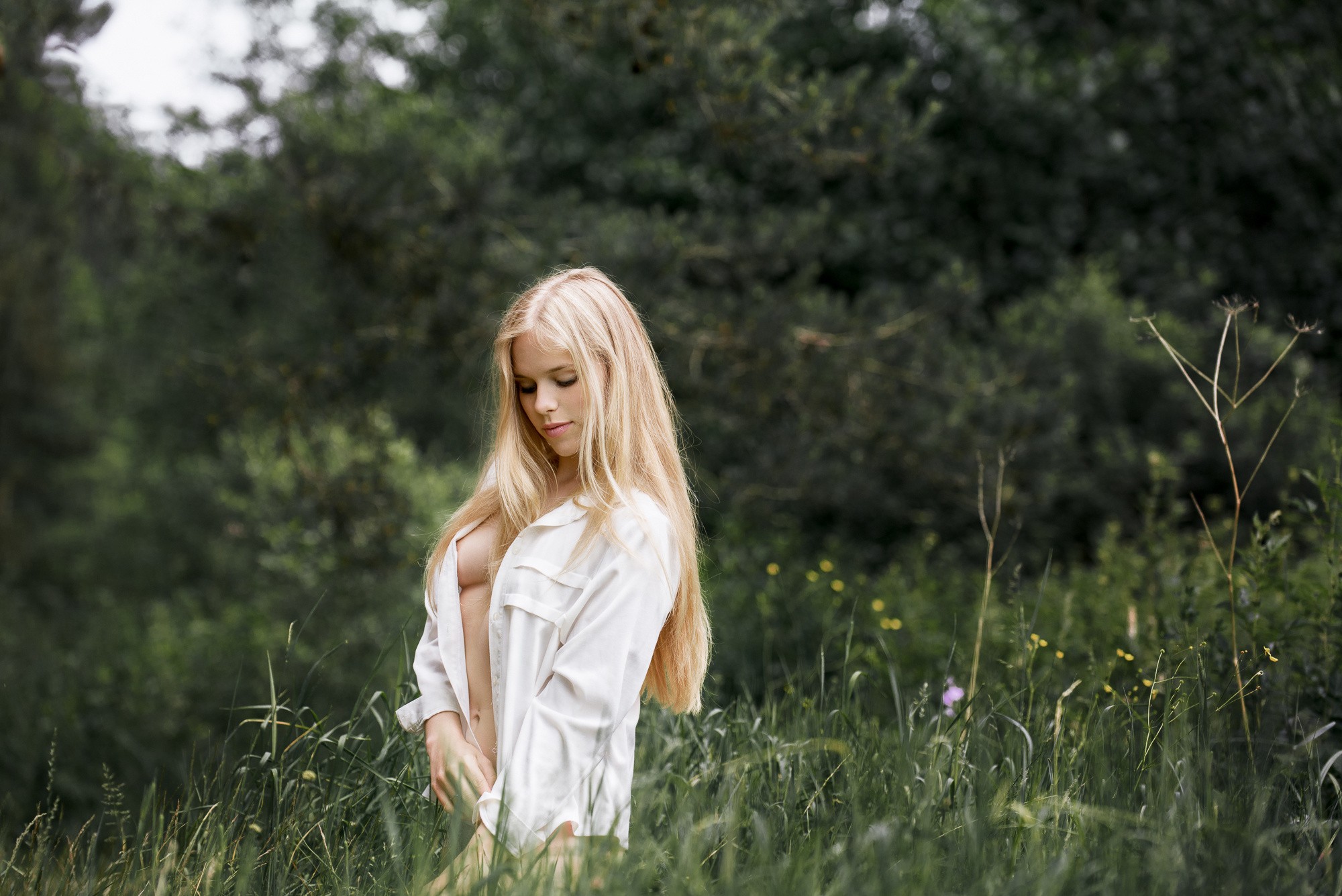 Фото красивой молодой девушки на природе модели вблизи ярких цветущих деревьев