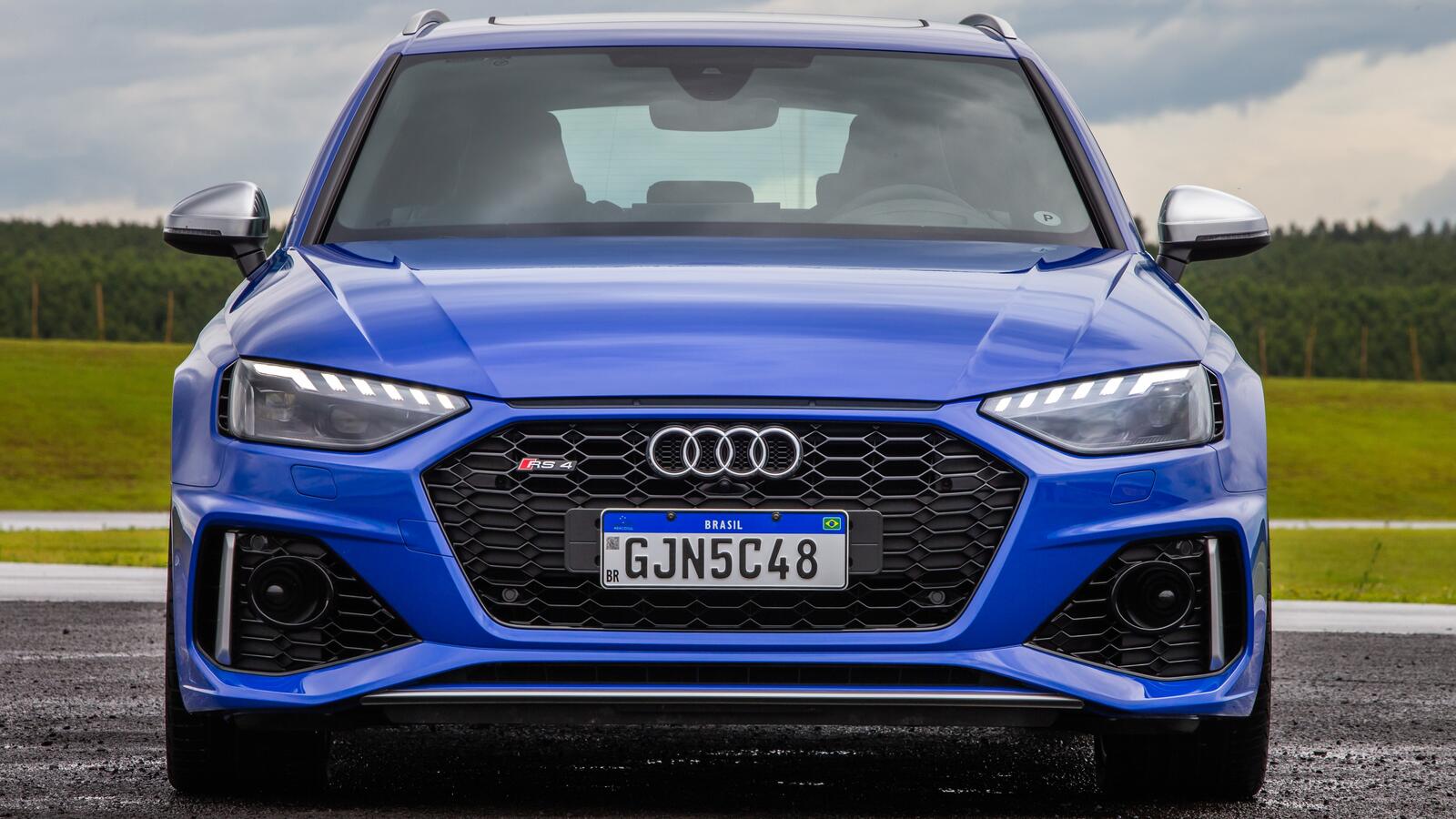 Бесплатное фото Audi rs4 avant синего цвета