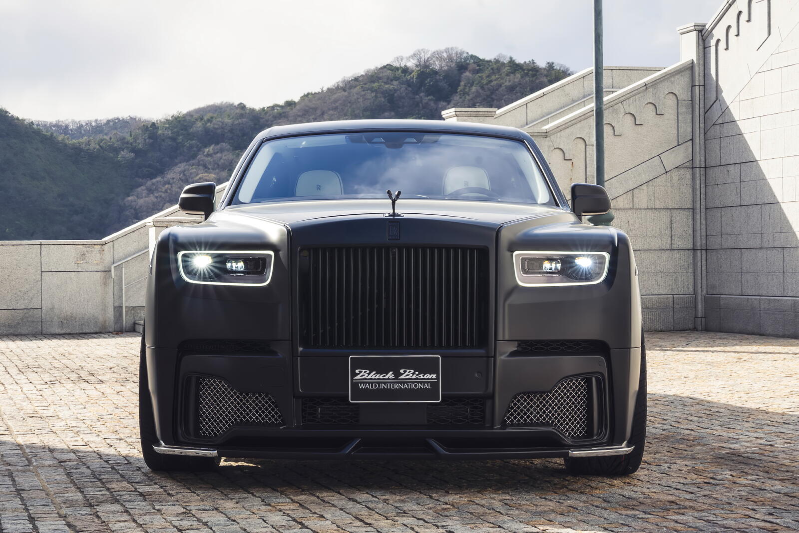 Бесплатное фото Rolls Royce Wraith вид спереди