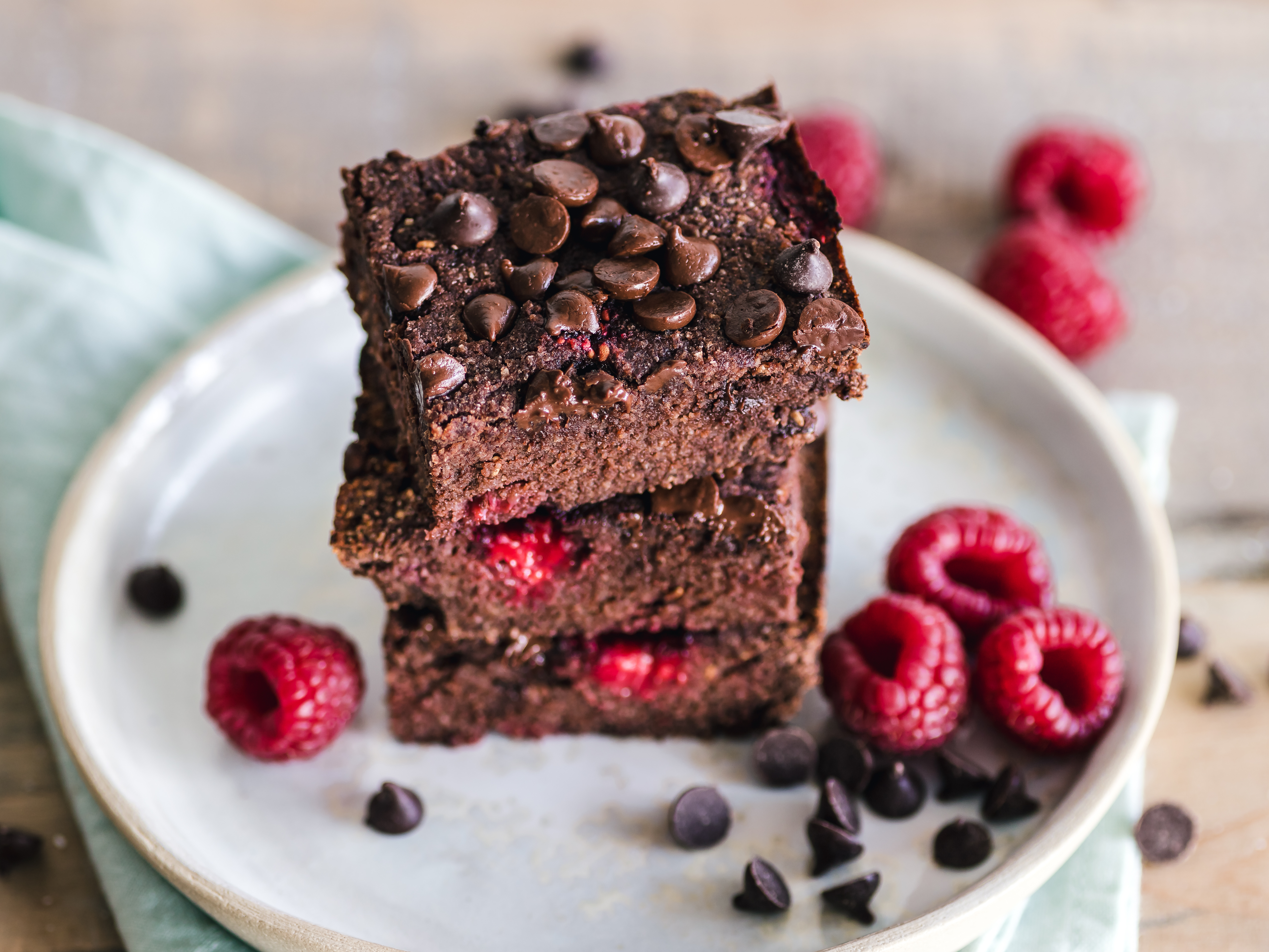 Free photo Chocolate cake with raspberries