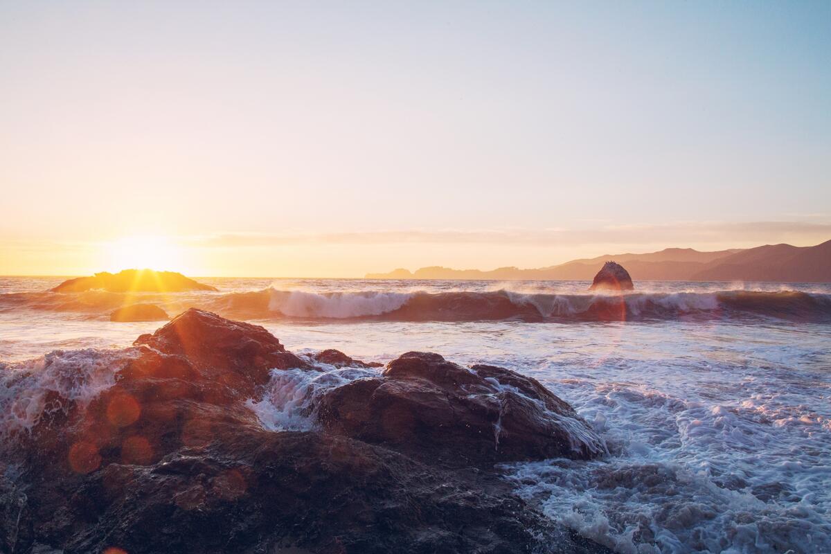 Обои побережья со скалами на восходе дня