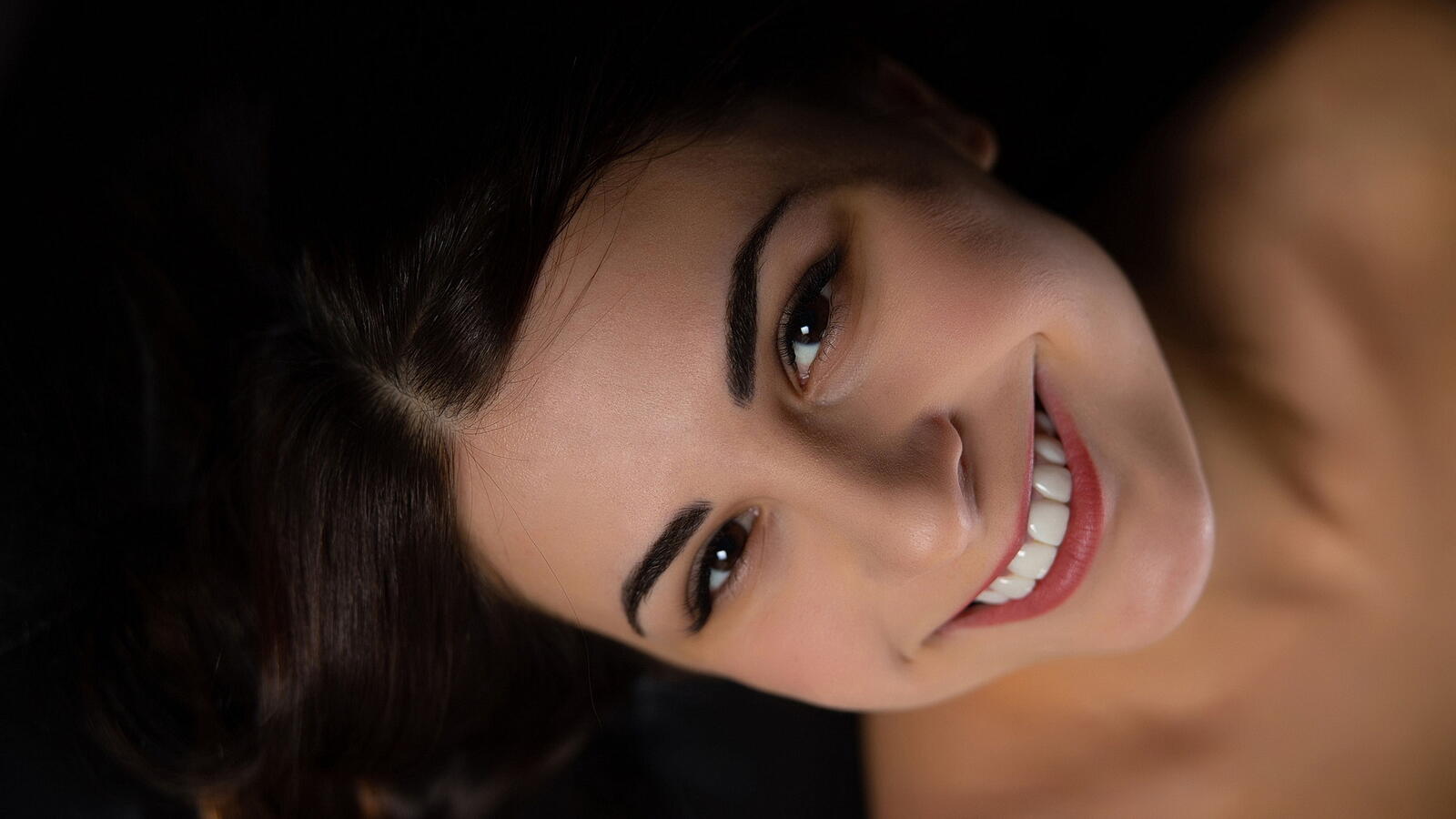 Free photo A portrait of model Alice Kelly and a smile