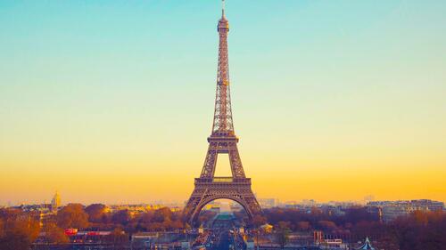 Эйфелева башня в Париже на закате дня